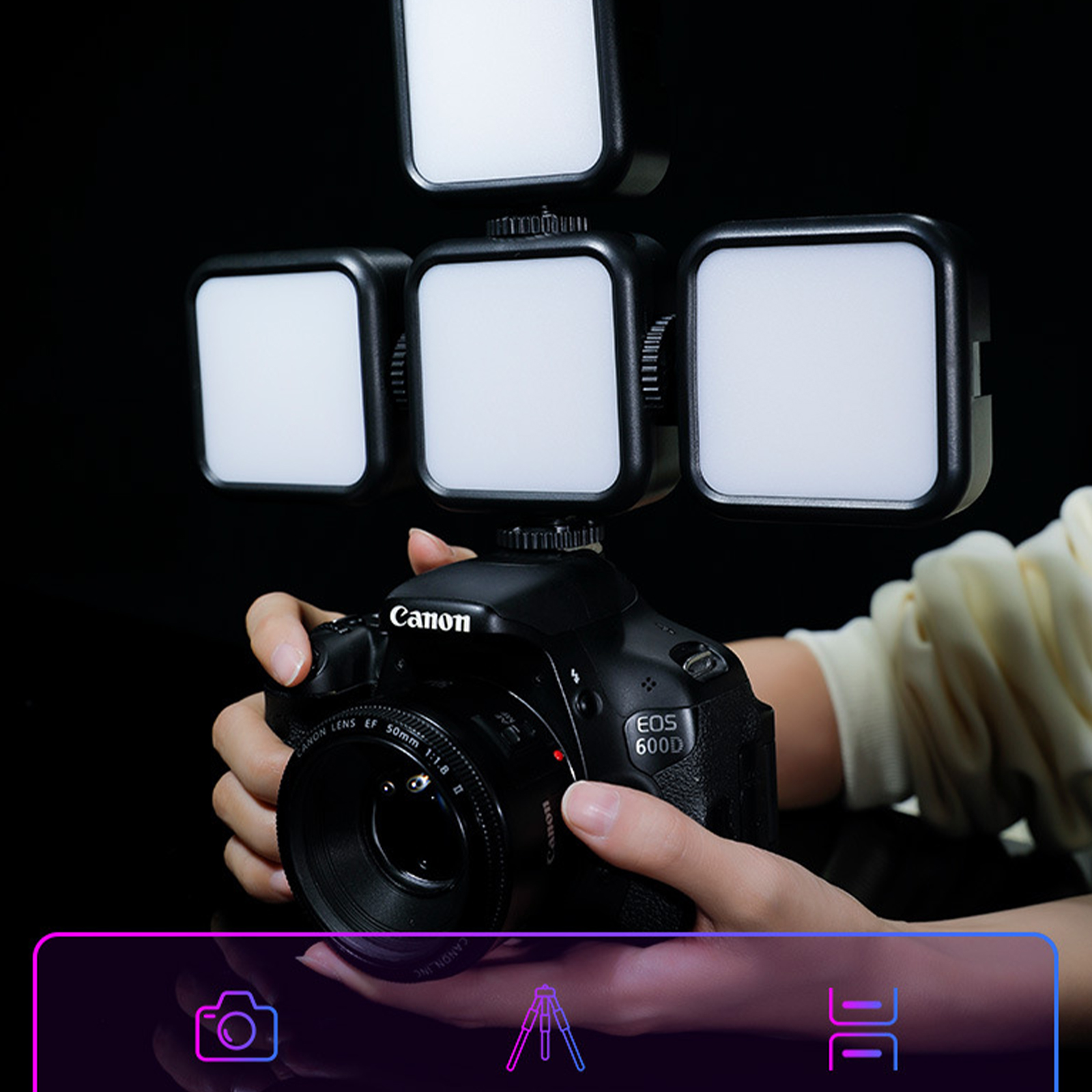Kamera mit drei LED-Leuchten. Die Lichter sind quadratisch und weiß. Symbol für Kamera, Stativ und Licht.