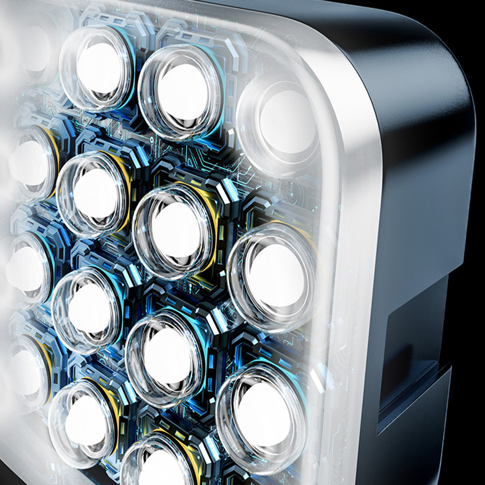 Nahaufnahme eines Clusters von LED-Leuchten. Die Leuchten sind klar mit einem schwarzen und silbernen Gehäuse. Der Hintergrund ist schwarz.