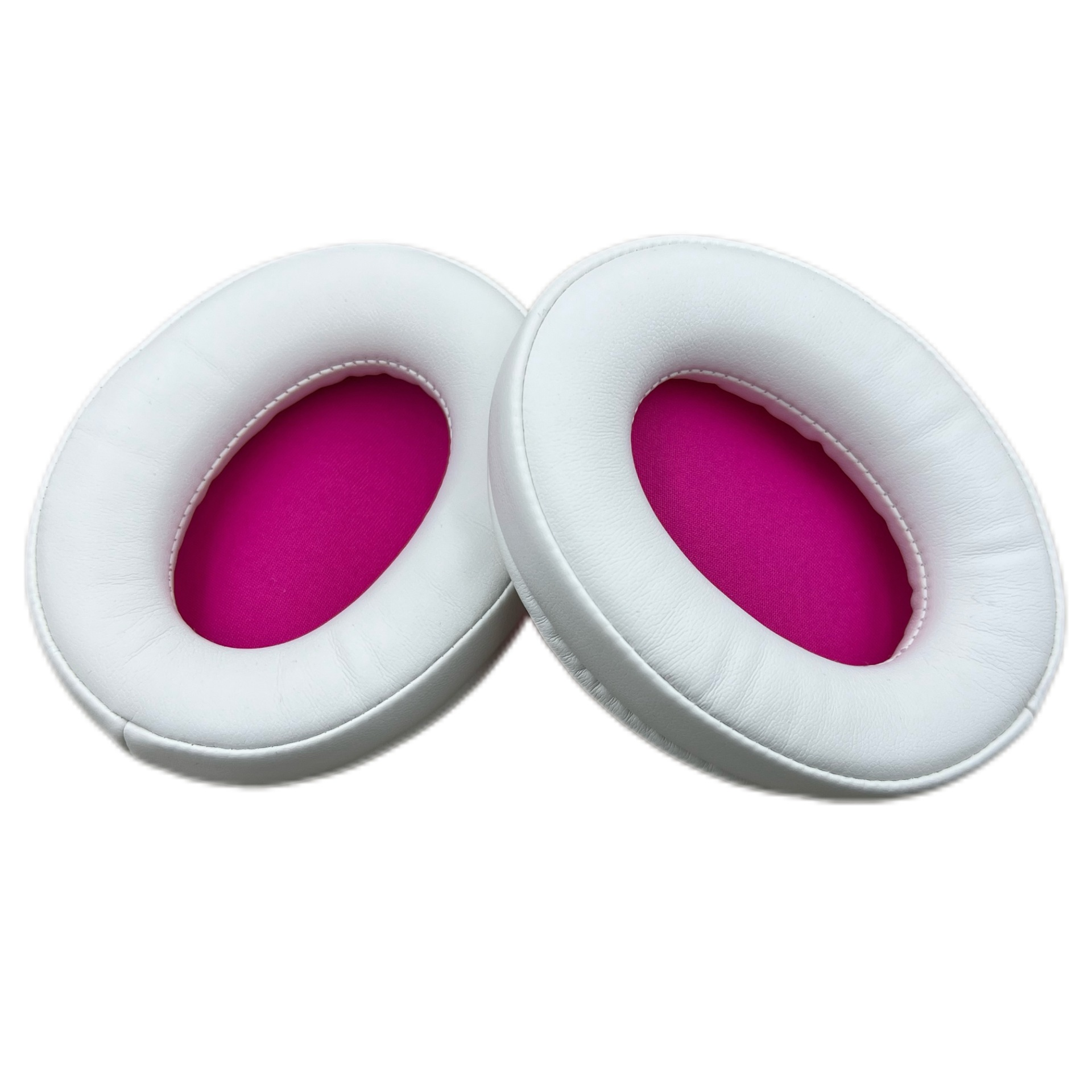 Due cuscinetti bianchi per cuffie con rivestimento interno rosa, su sfondo bianco.