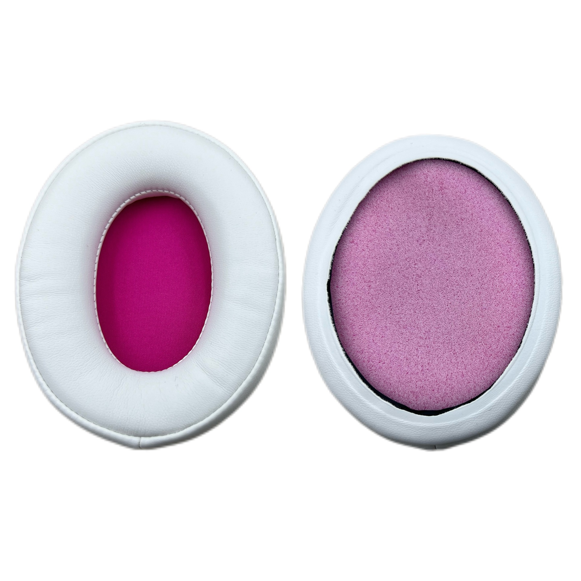 Due cuscinetti auricolari bianchi con interno rosa, posti su sfondo bianco.