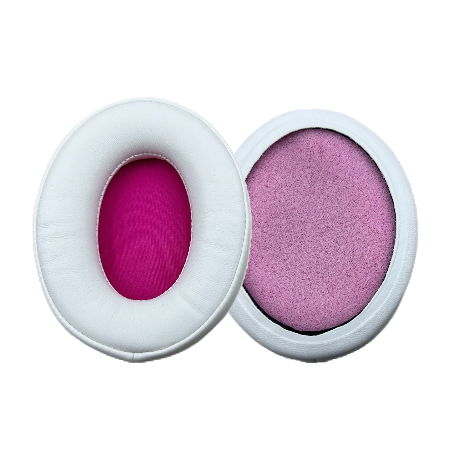 Due cuscinetti auricolari, bianchi con interno rosa. Uno è aperto e uno è chiuso.
