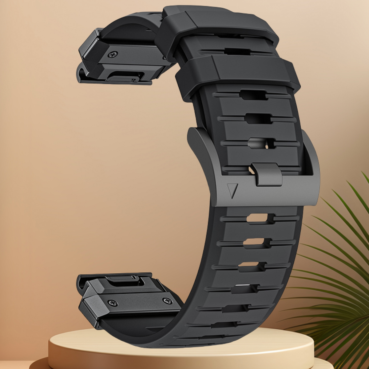 Cinturino nero realizzato in un materiale duro e strutturato. Viene visualizzato su una superficie marrone chiaro.
