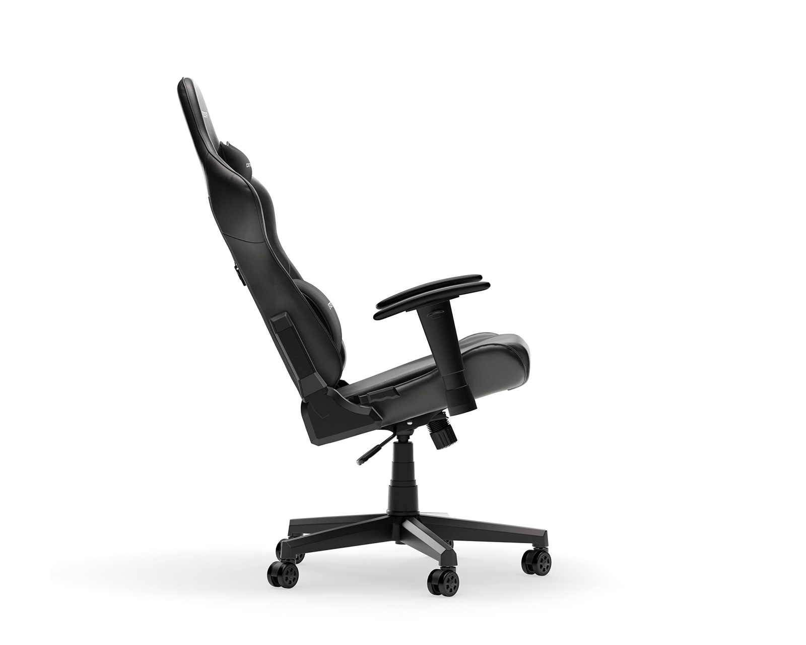 Schwarzer Gaming-Stuhl mit schwarzen Rollen, Seitenansicht und weißem Hintergrund. Zeigt geschwungenes Design.