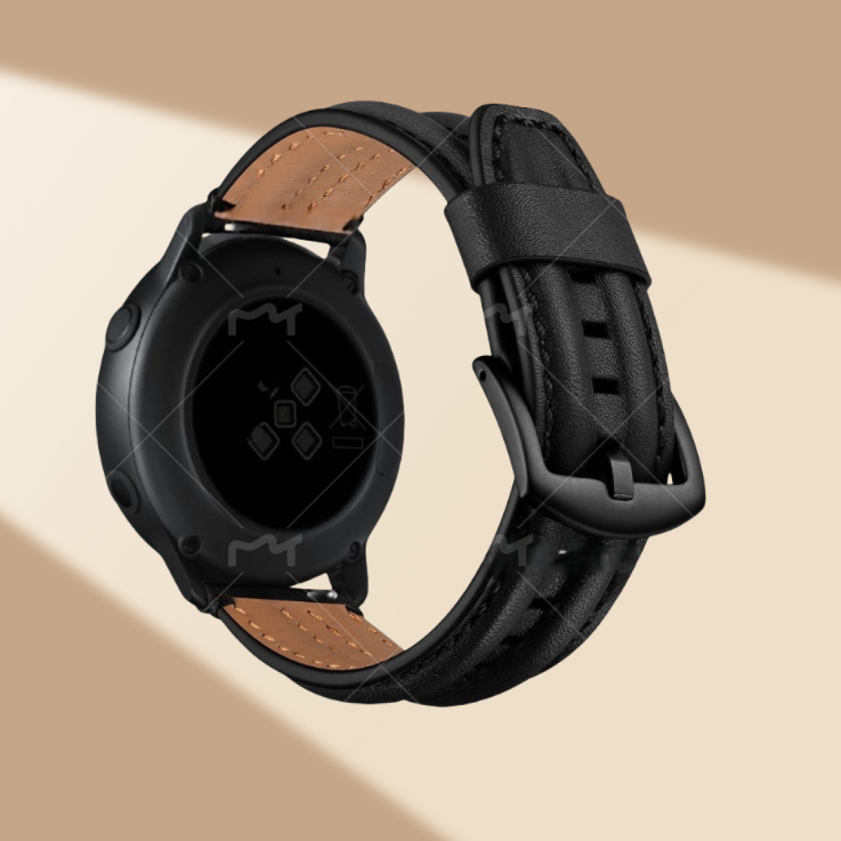 Uno smartwatch nero con cinturino nero e interno in pelle color cuoio.