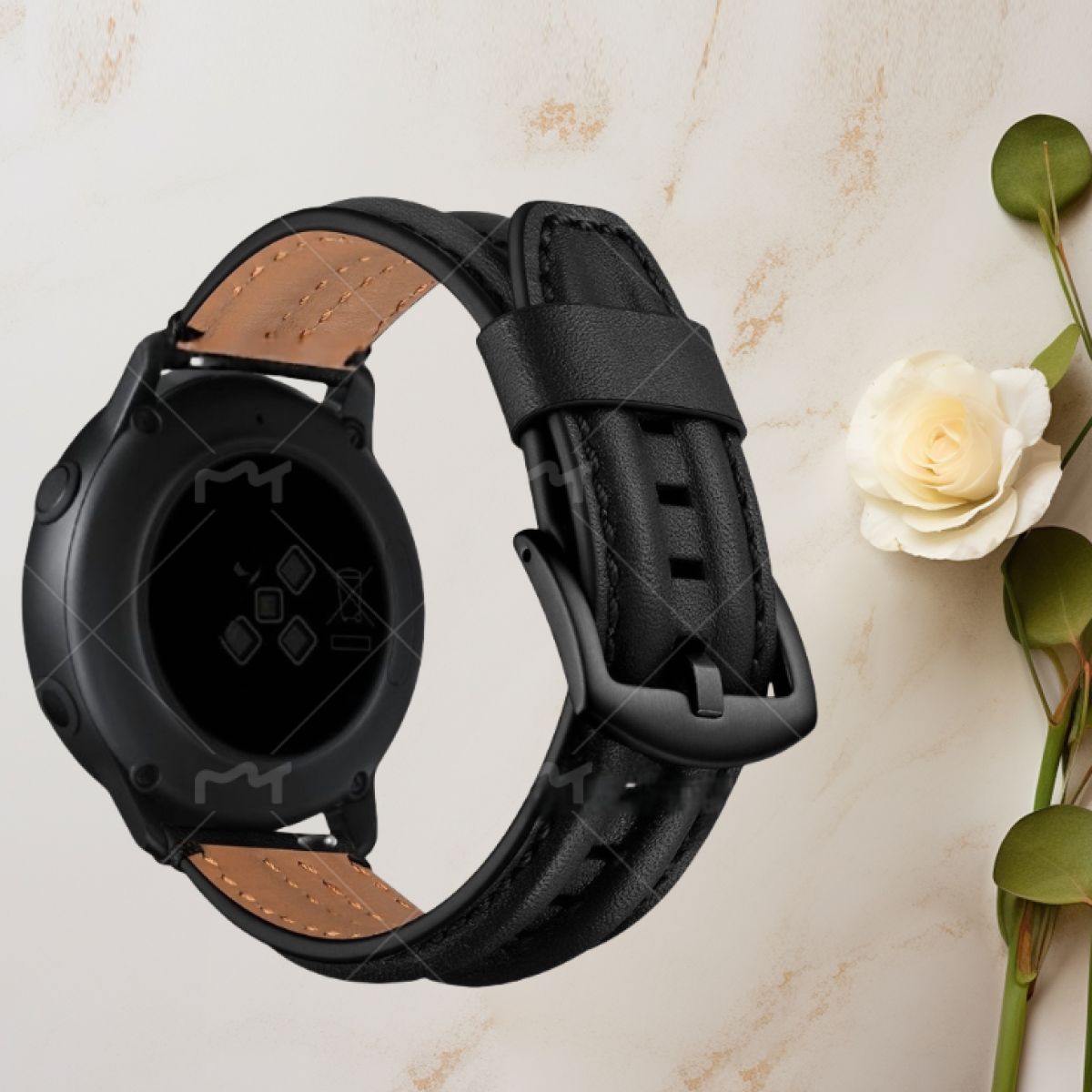 Smartwatch nero con cinturino in pelle, ripresa ravvicinata.