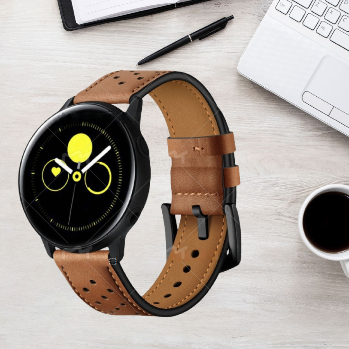 Uno smartwatch con cinturino in pelle marrone e quadrante nero è su una scrivania.