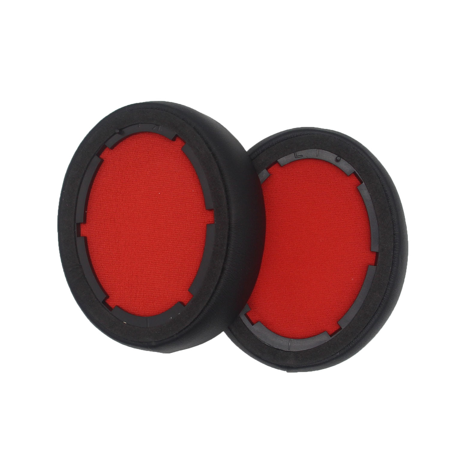 Due cuscinetti auricolari con telai neri e interni in tessuto rosso, isolati su sfondo bianco.