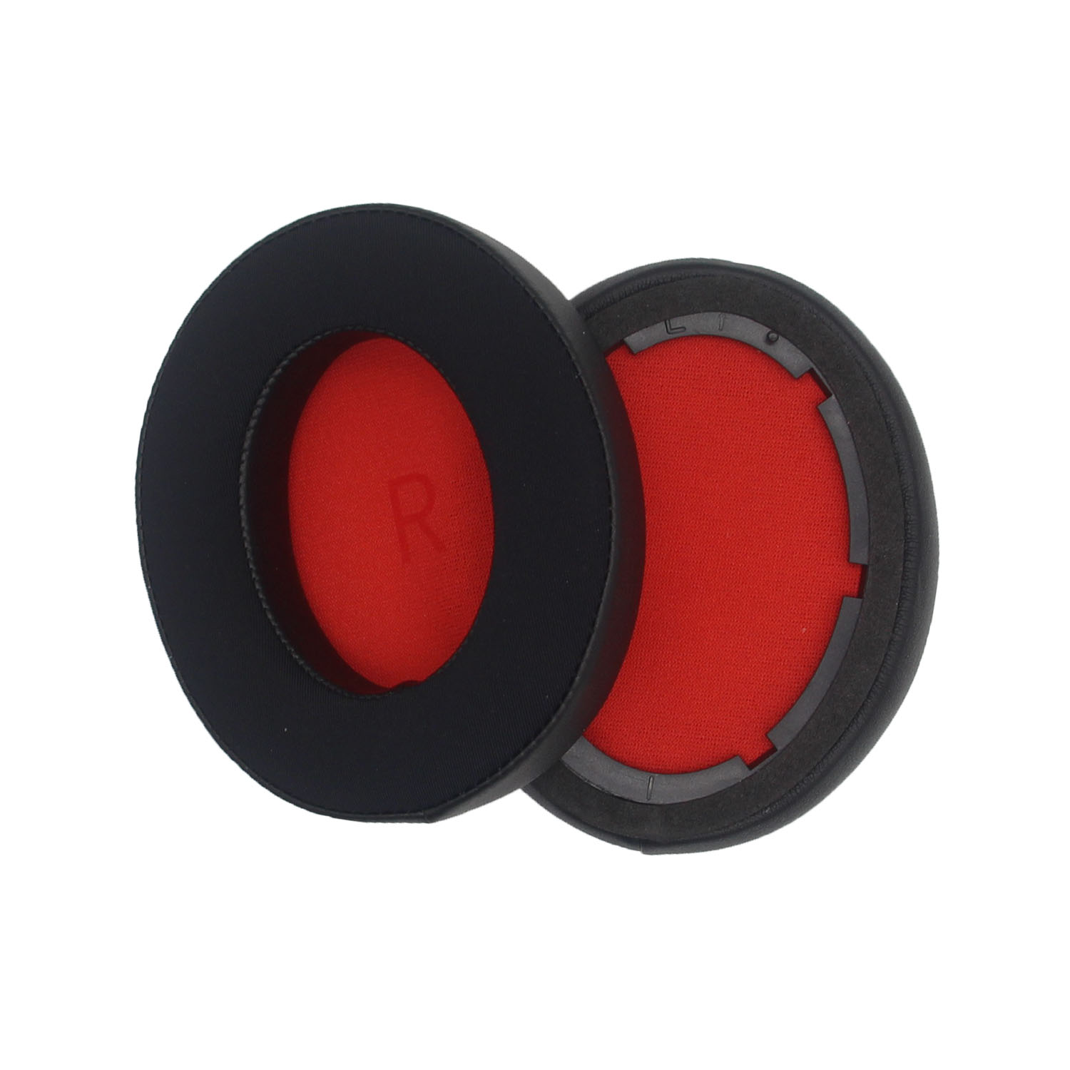 Due cuscinetti per cuffie. Quello esterno è nero, quello interno rosso con cornice nera.