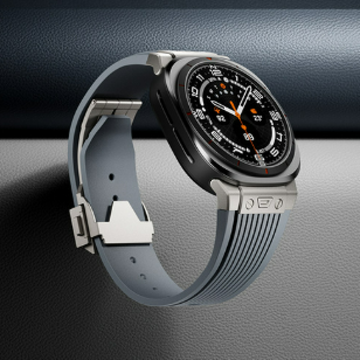 Smartwatch moderno con cinturino grigio su superficie in pelle nera, ripresa ravvicinata.