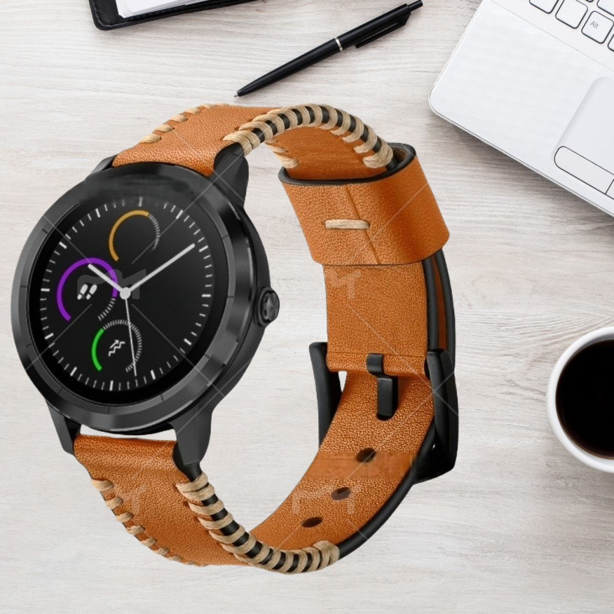 Uno smartwatch con cinturino in pelle marrone. C'è un laptop e una penna sulla superficie in legno.