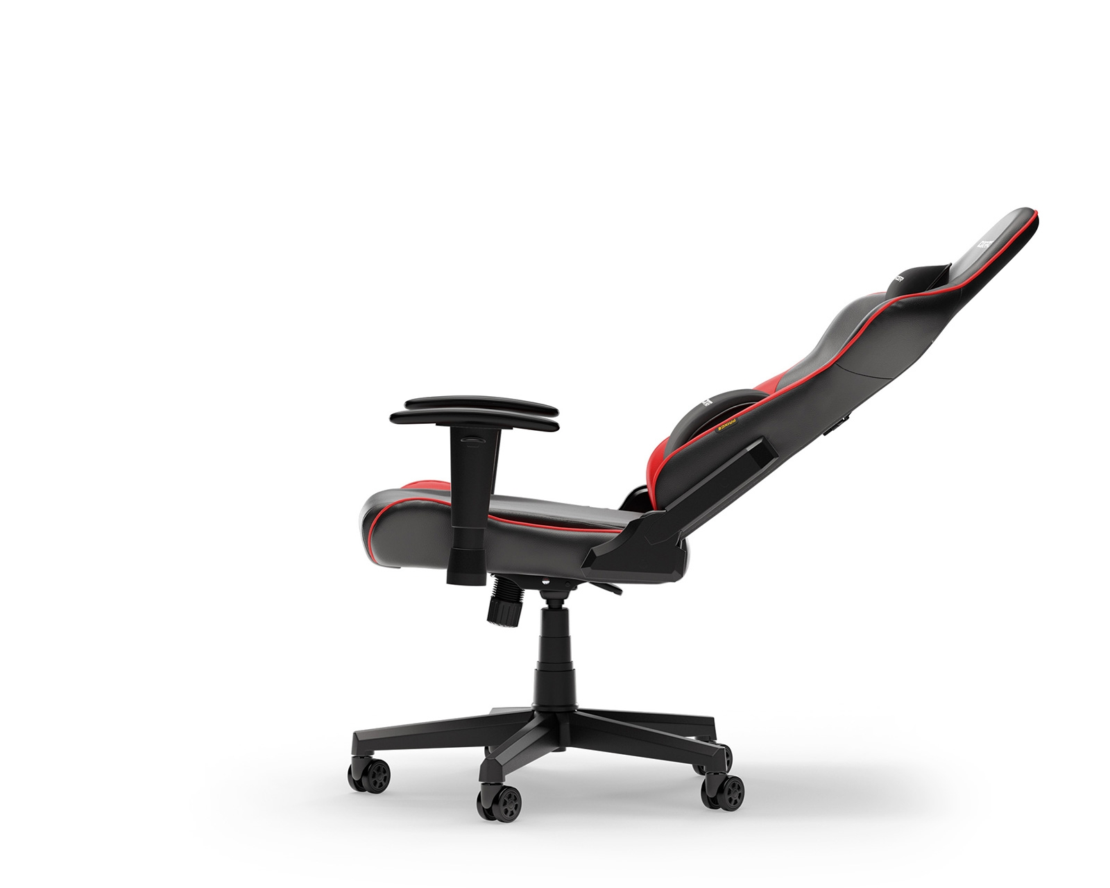 Schwarzer und roter Gaming-Stuhl, zurückgelehnt, isoliert, Profilansicht.