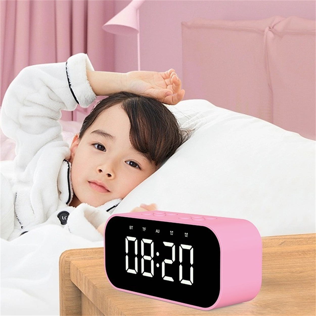 Ein Kind im Bett mit einem rosa Wecker. Die Uhr zeigt 08:20.