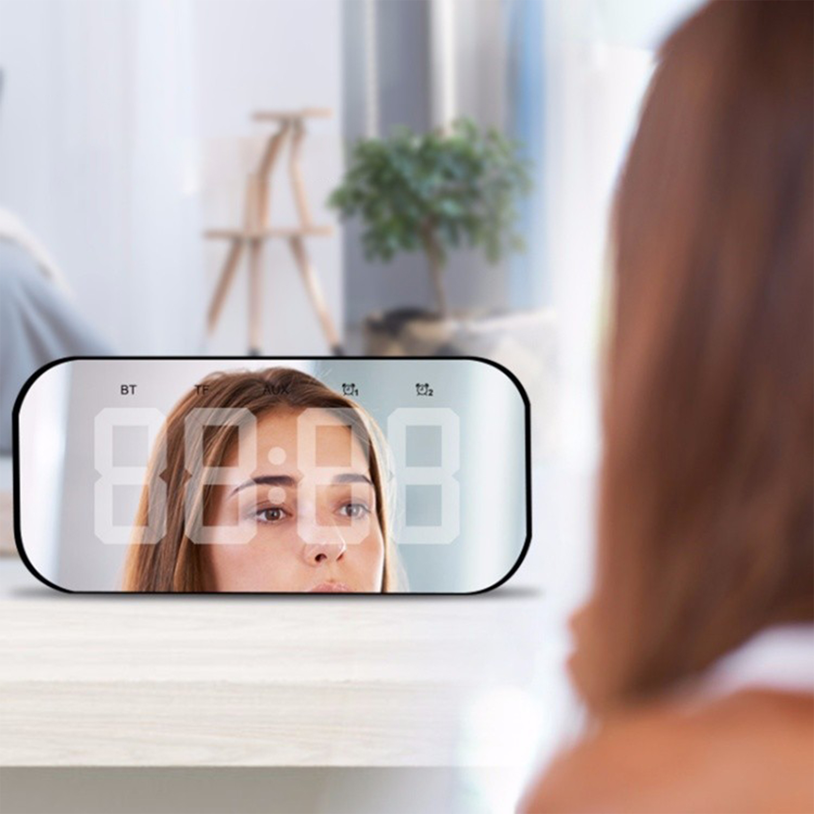 Spiegel mit Gesichtsreflexion und Digitaluhr. Die Person steht davor.