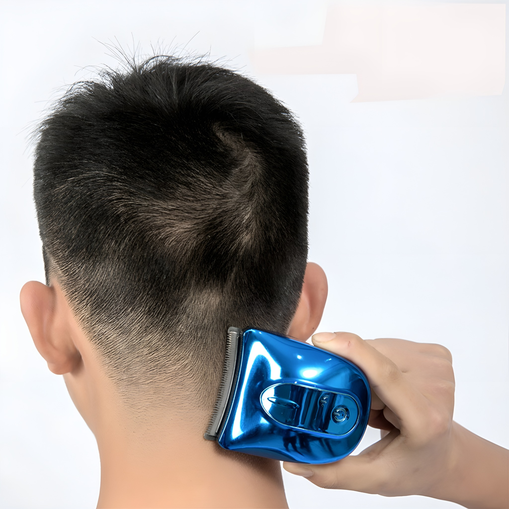Ein blauer Haarschneider wird von einer Hand gehalten, die das Hinterhaar einer Person vor weißem Hintergrund schneidet.