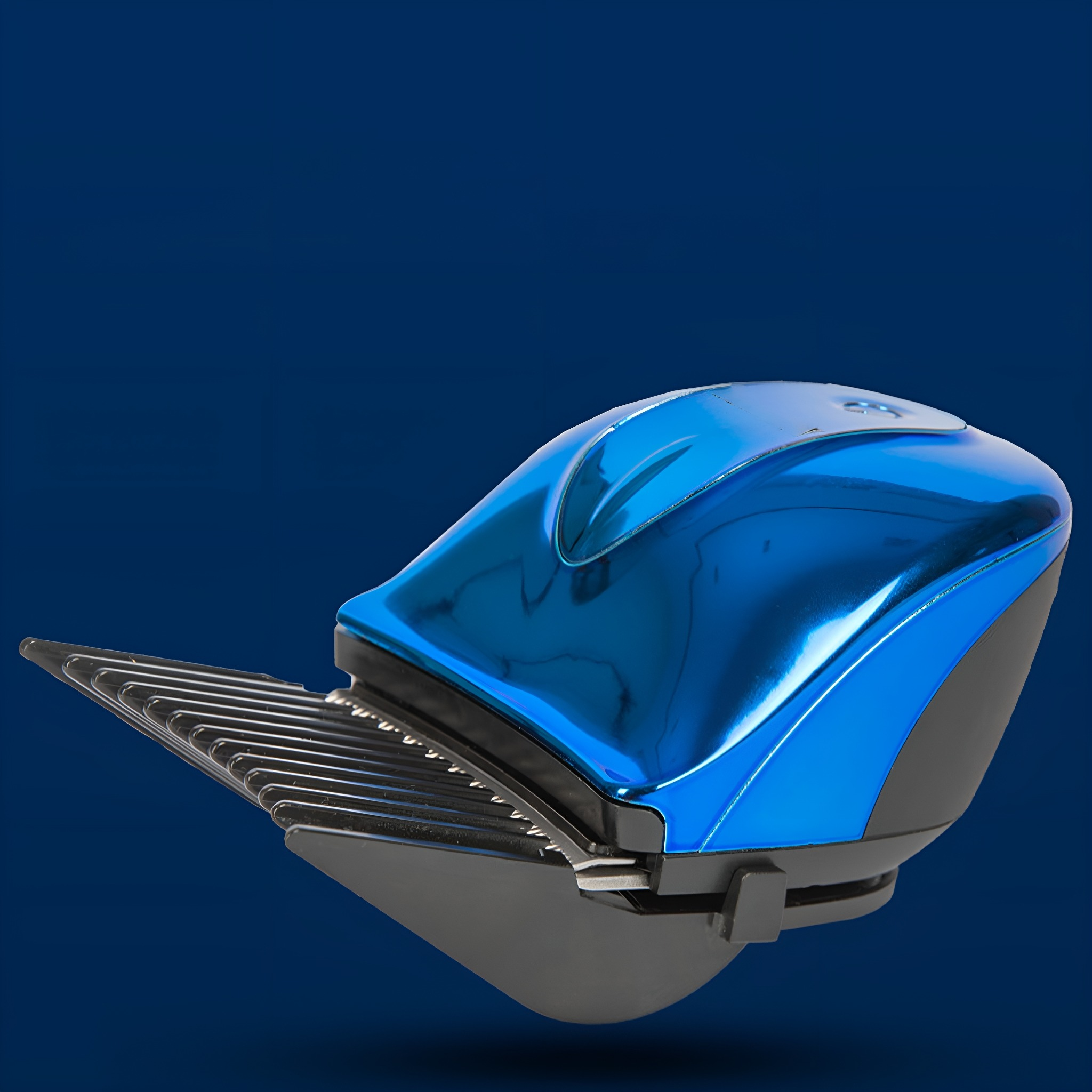 Blauer elektrischer Haarschneider mit geöffneten schwarzen Klingen auf blauem Hintergrund.