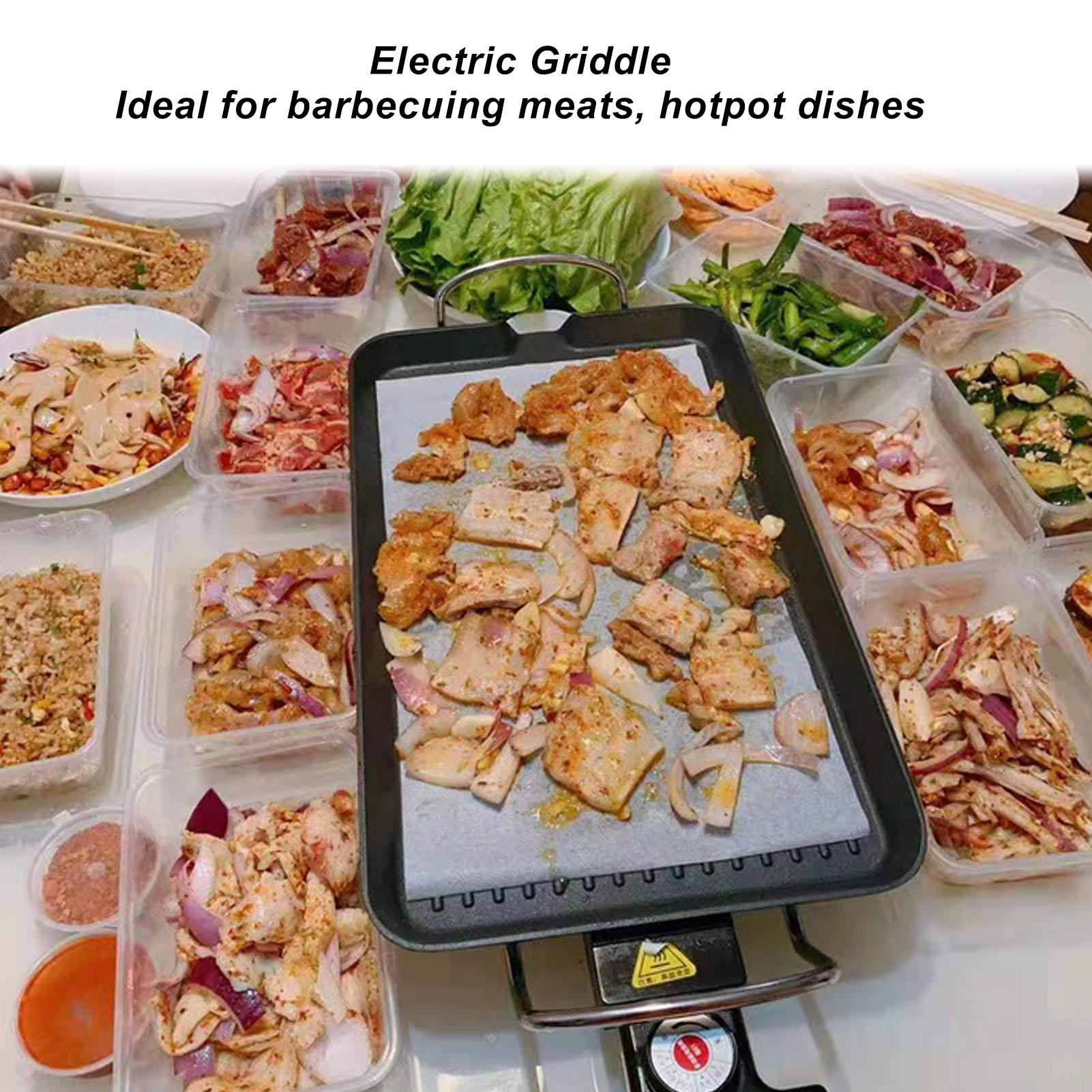 Eine elektrische Grillplatte mit gekochtem Fleisch und Gemüse, umgeben von Behältern mit Fertiggerichten.