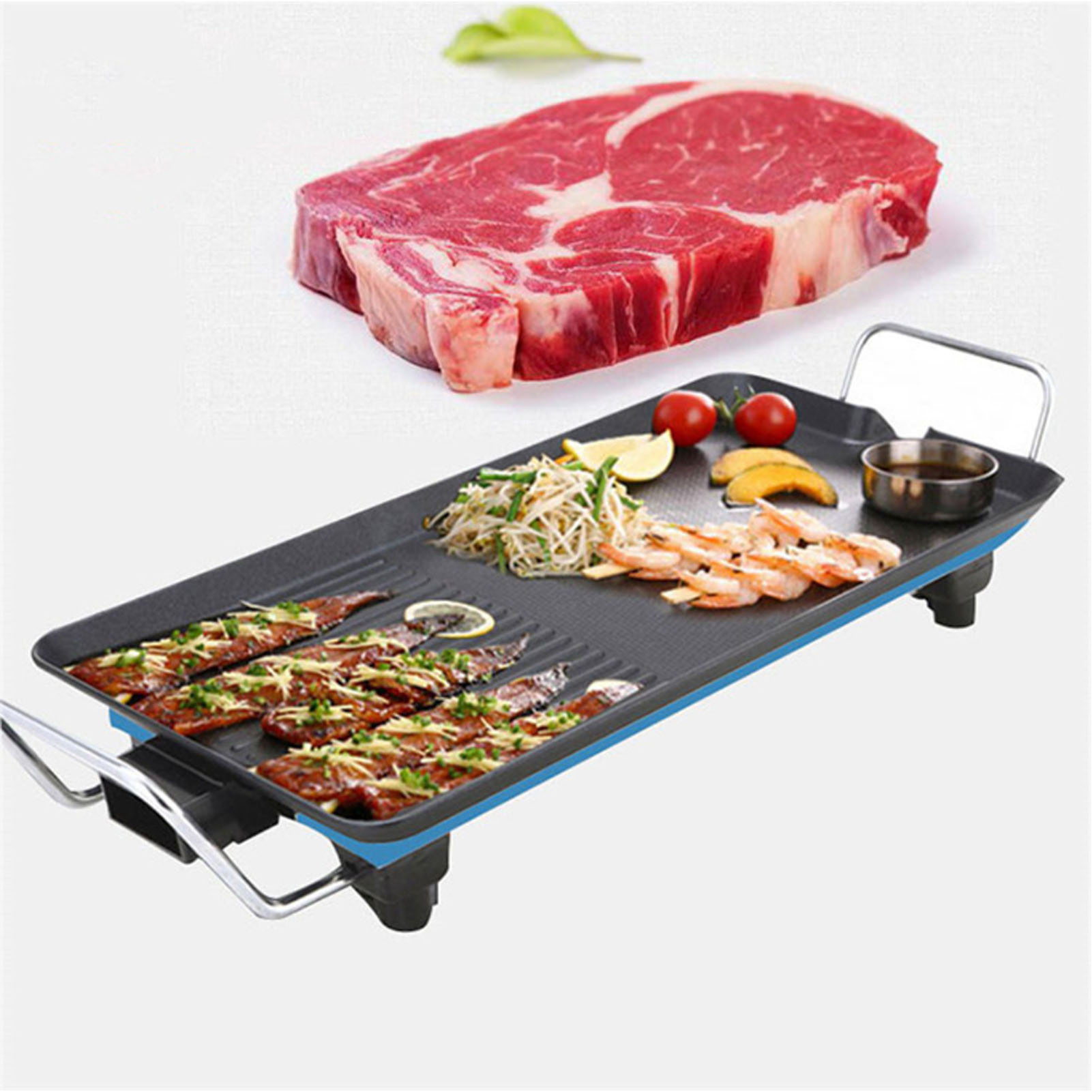 Grill mit gekochtem Essen, rohes Steak oben. Enthält gegrilltes Fleisch, Garnelen und Gemüse.