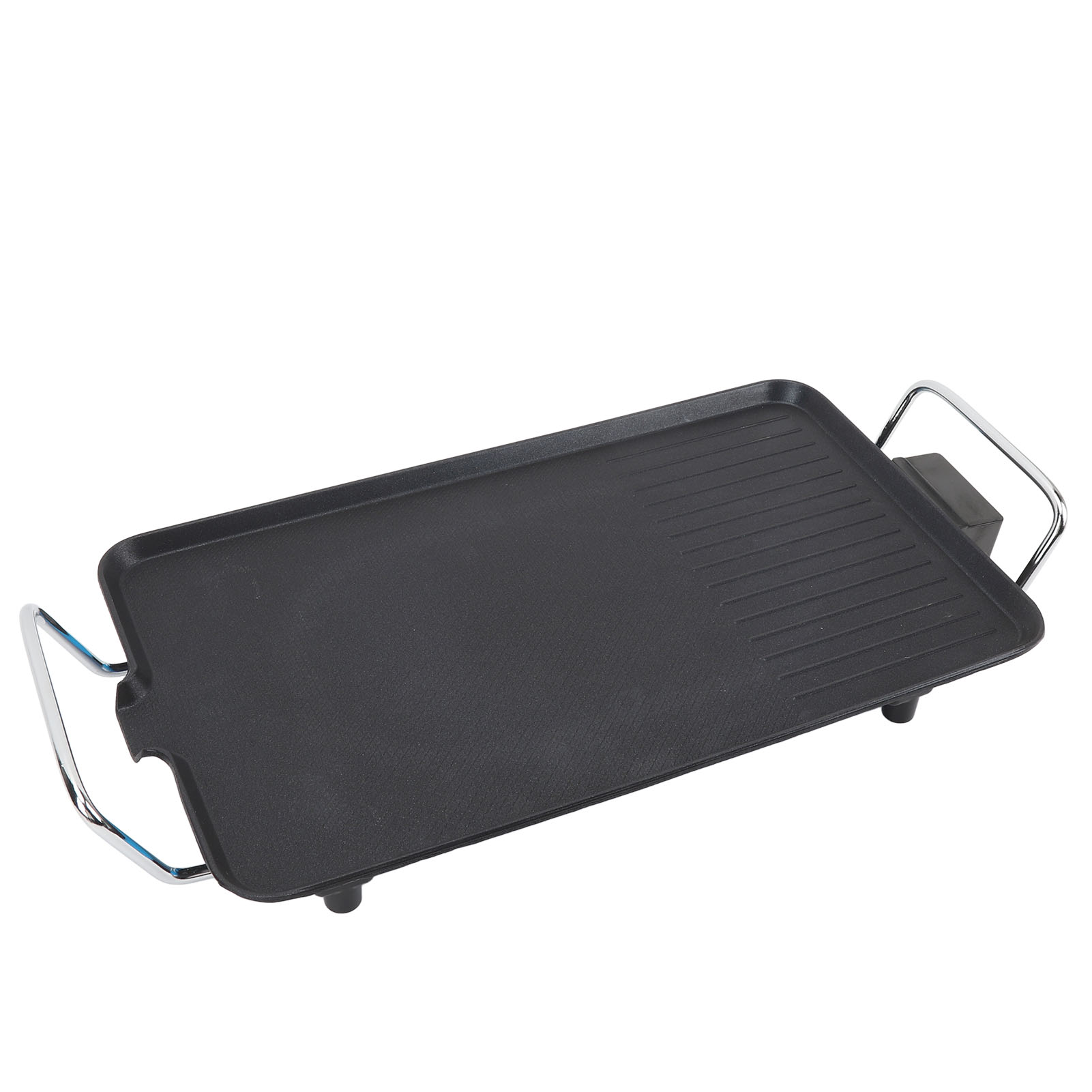 Ein schwarzer Elektrogrill mit silbernen Griffen, auf weißem Hintergrund.
