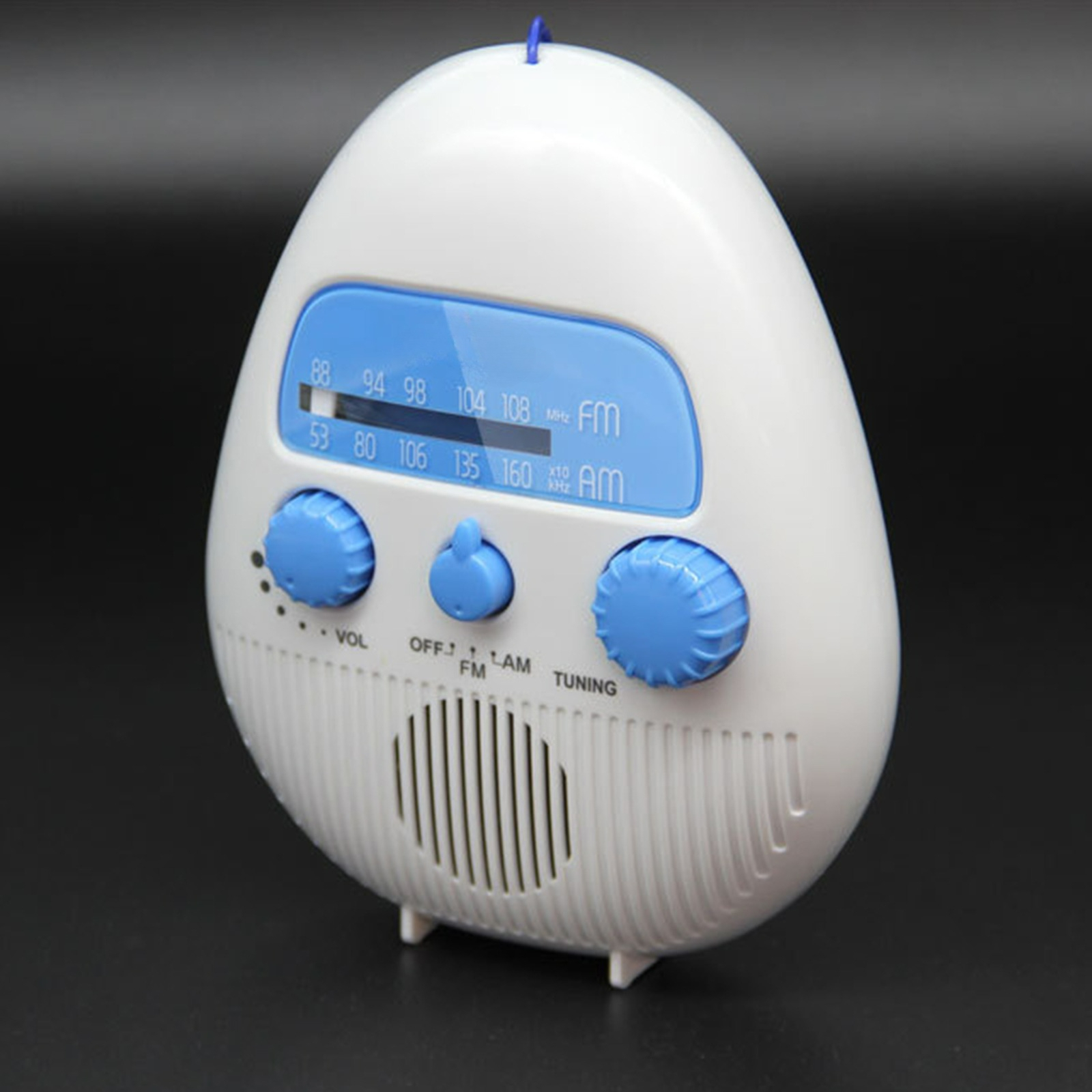 Eiförmiges weißes Radio mit blauen Akzenten. Es hat Knöpfe und ein Display für Radiosender.