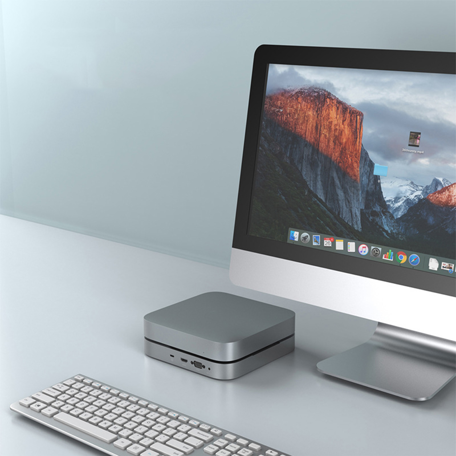 Ein modernes Computer-Setup mit einem grauen PC, einem Monitor und einer Tastatur auf einem weißen Schreibtisch.