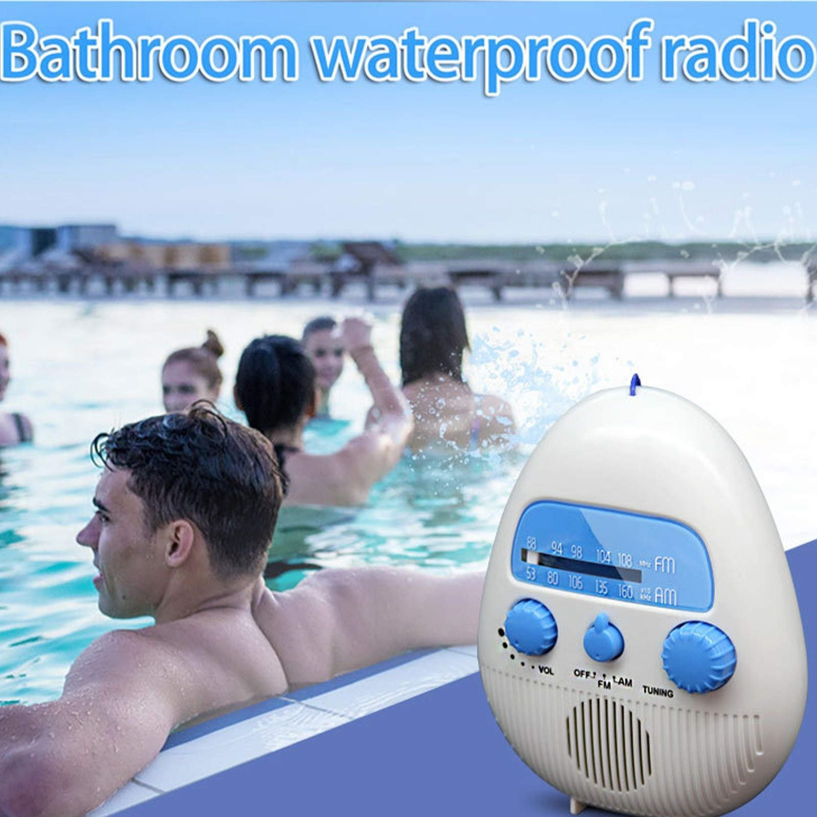 Ein wasserdichtes Badezimmerradio und Personen in einem Wasserbecken. Wasser spritzt.