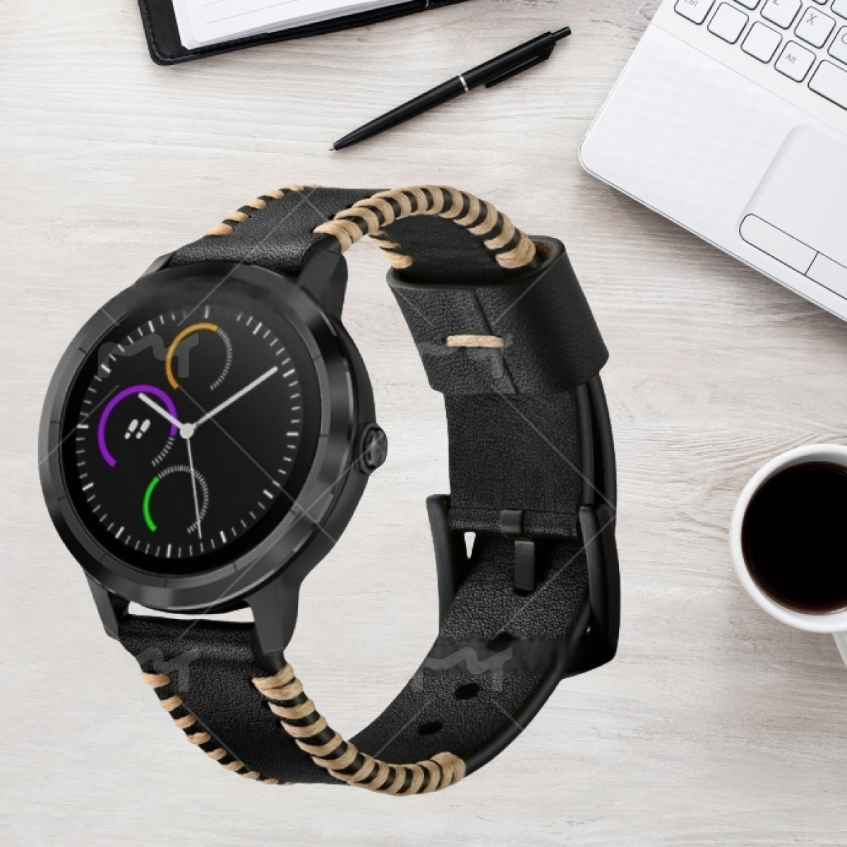 Schwarze Smartwatch mit schwarzem Lederarmband. Auf einem Holzschreibtisch.
