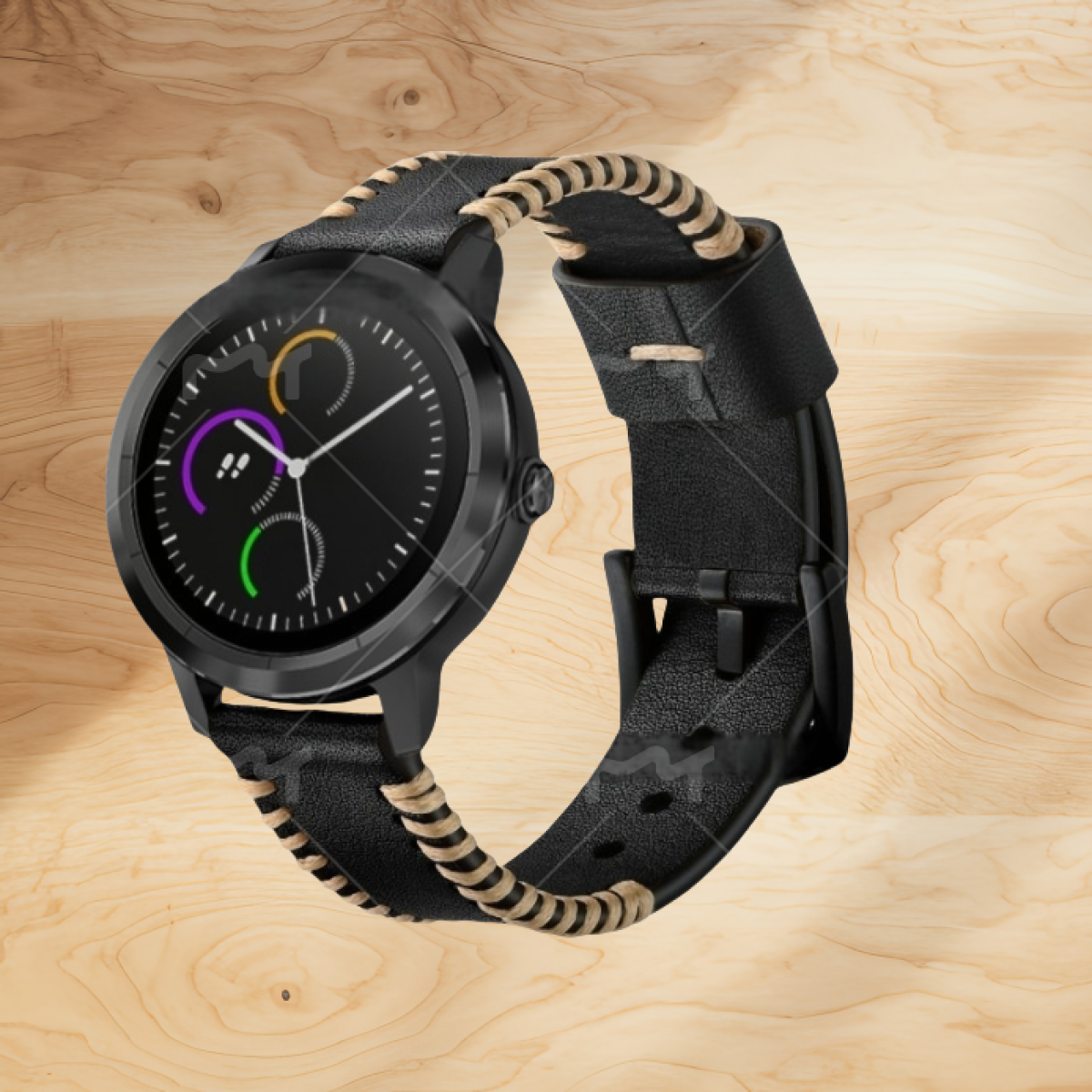 Schwarze Smartwatch mit Lederarmband auf Holzoberfläche.