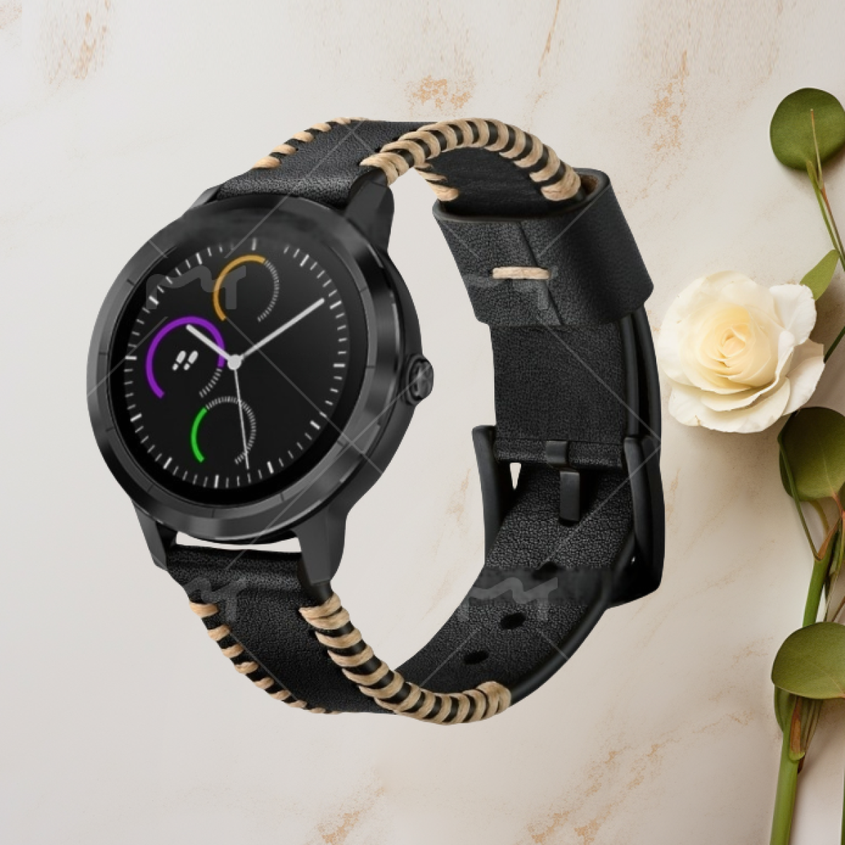 Schwarze Smartwatch mit schwarzem Lederarmband, beigen Nähten und einer weißen Rose im Hintergrund.