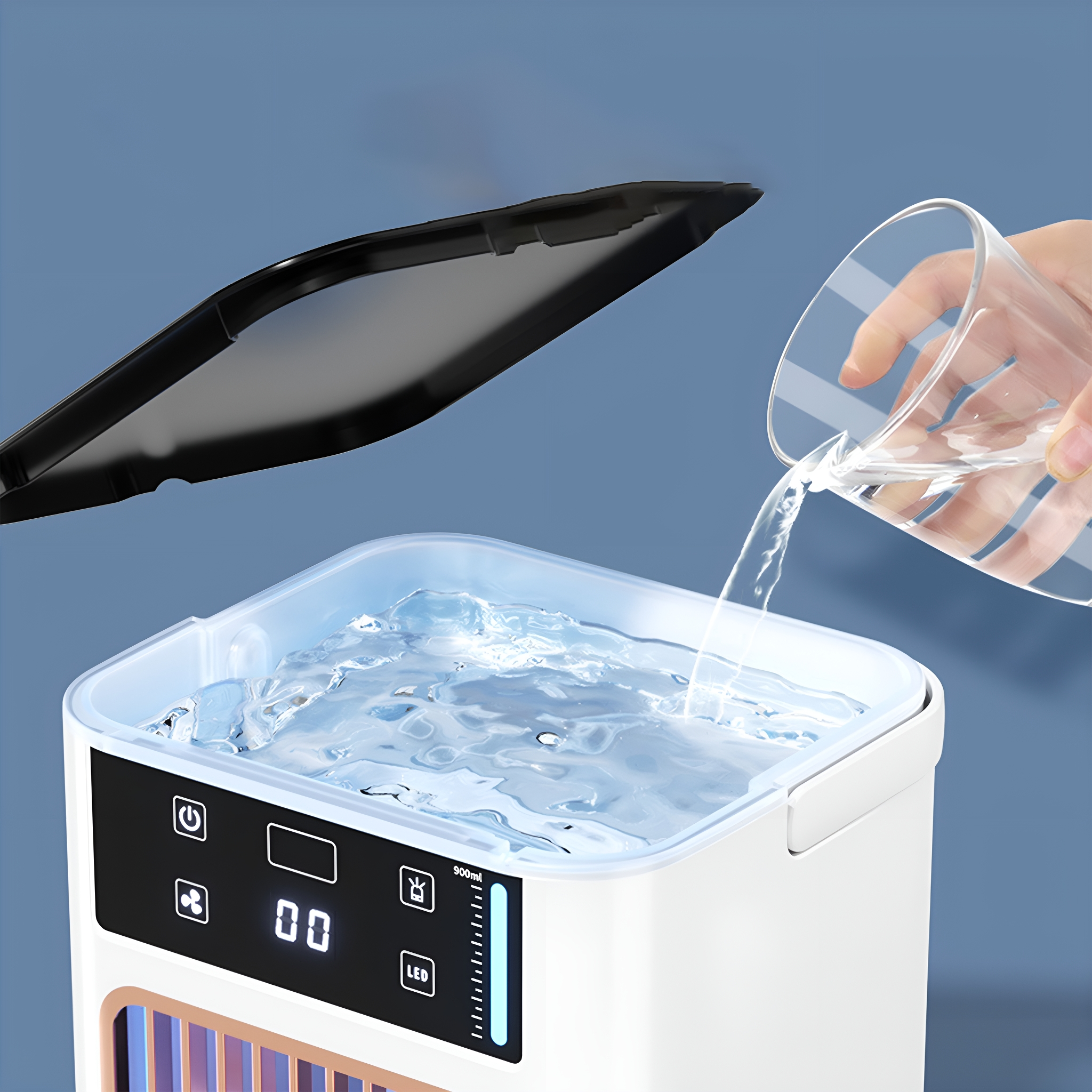 Eine Hand gießt Wasser in ein weiß-blaues Gerät mit Digitalanzeige und schwarzem Deckel.