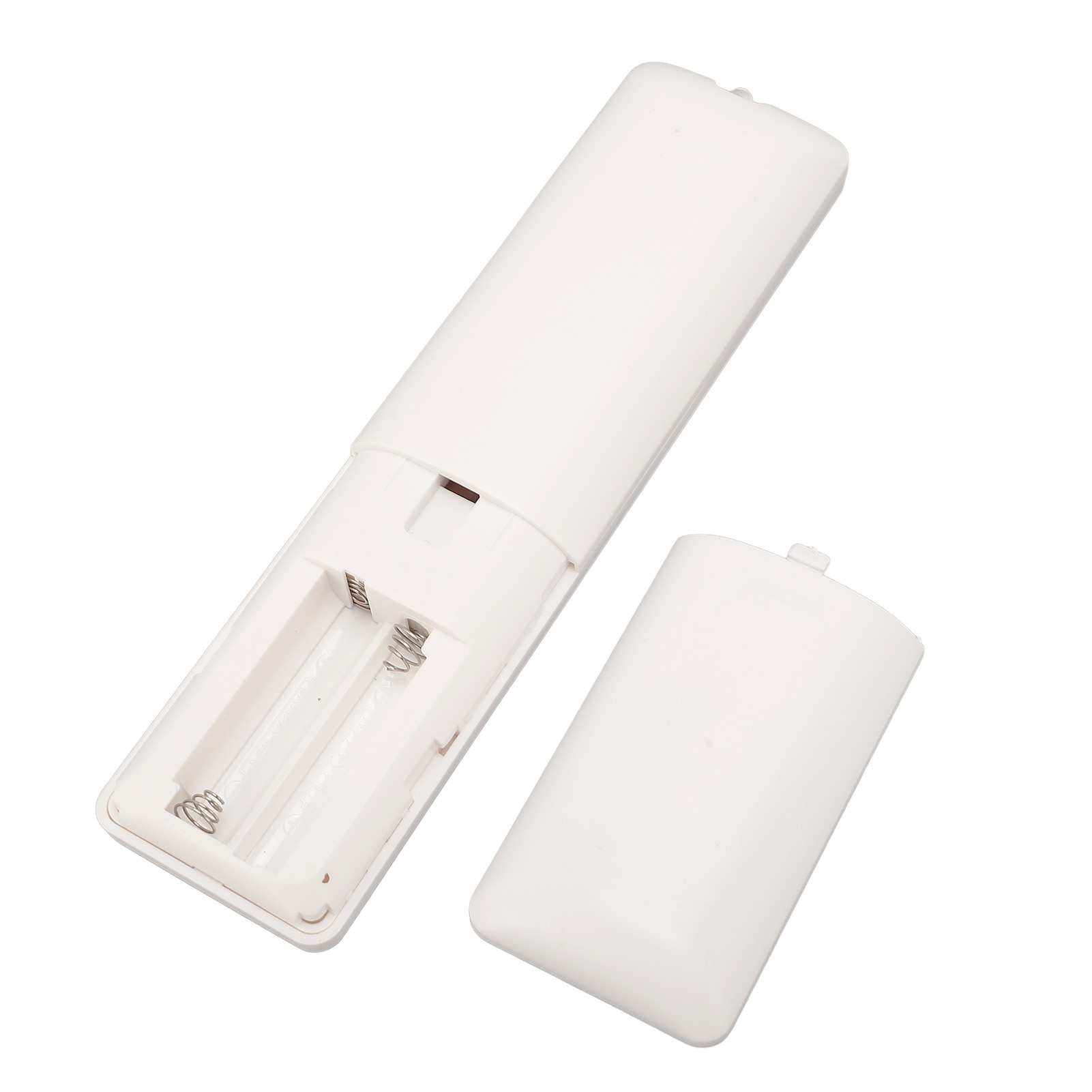 Eine weiße Fernbedienung mit geöffnetem Batteriefach, weißer Hintergrund.