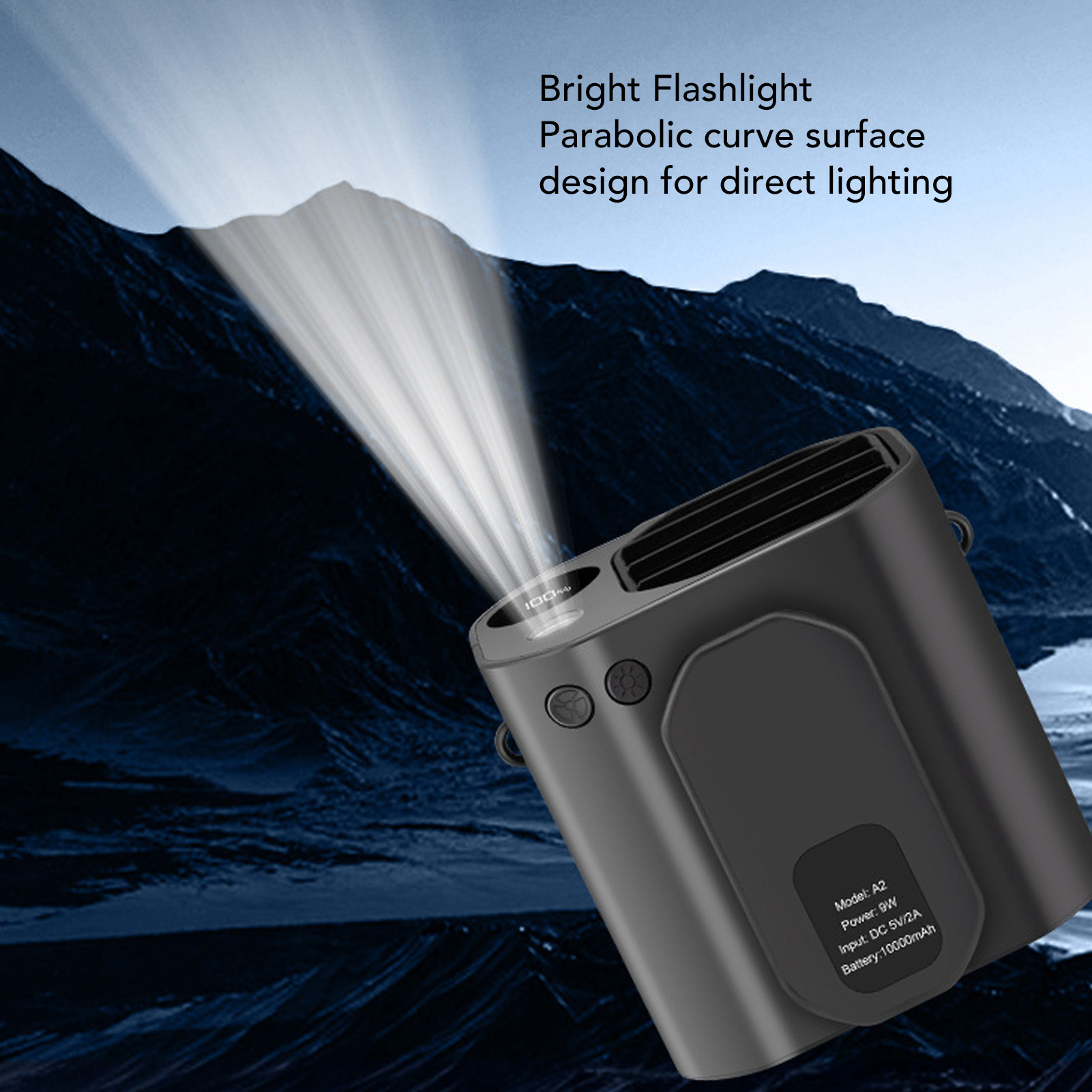 Schwarze Taschenlampe mit weißem Lichtstrahl vor dunkler Bergkette.