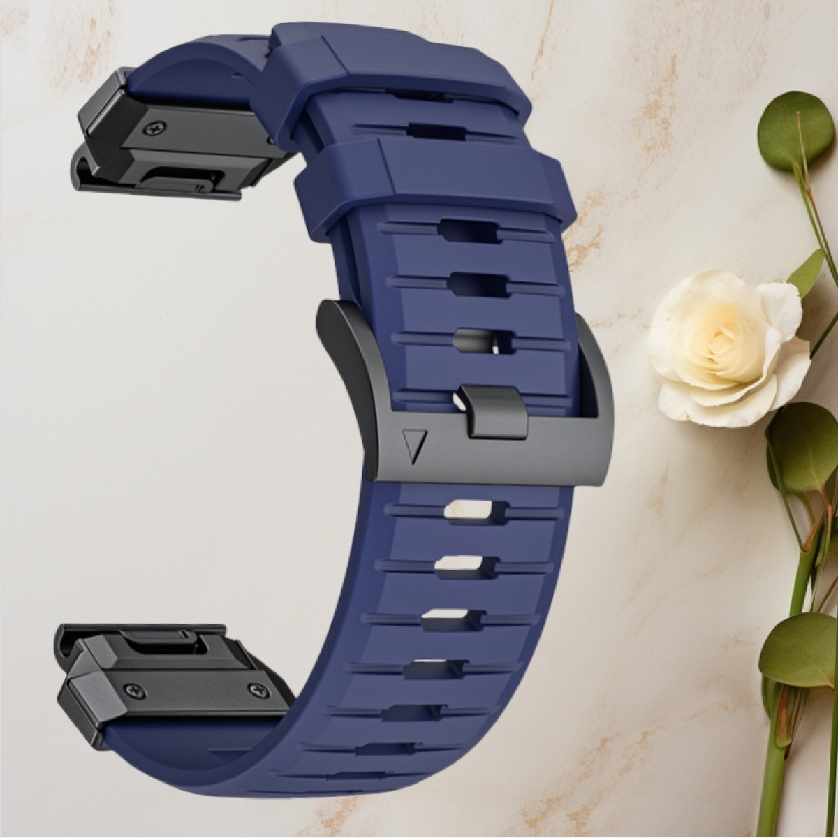 Un cinturino blu navy con connettori e fibbia neri, su sfondo beige chiaro.
