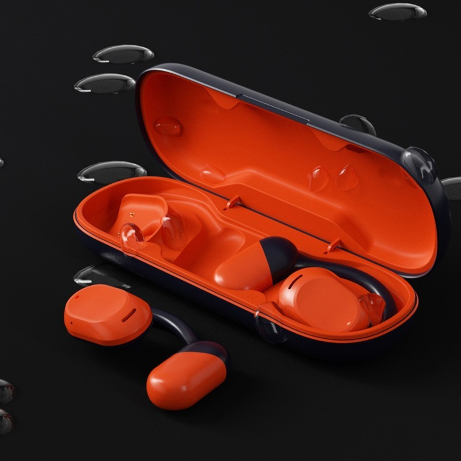 Orangefarbene und schwarze Ohrhörer in einem offenen Etui, mit Wassertropfen.