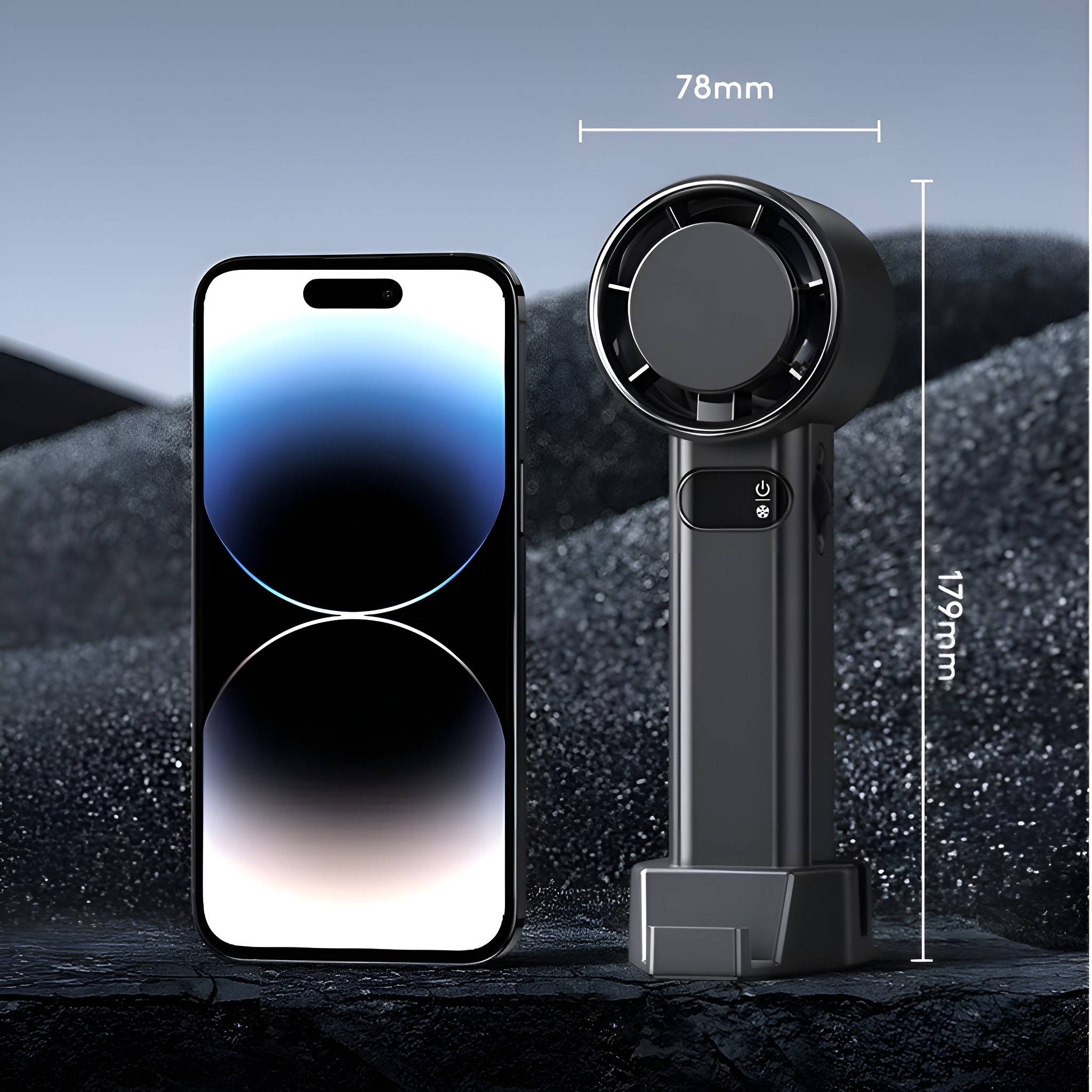 Ein schwarzer Ventilator neben einem Smartphone. Er hat einen Griff und einen runden Ventilatorkopf. Abmessungen.
