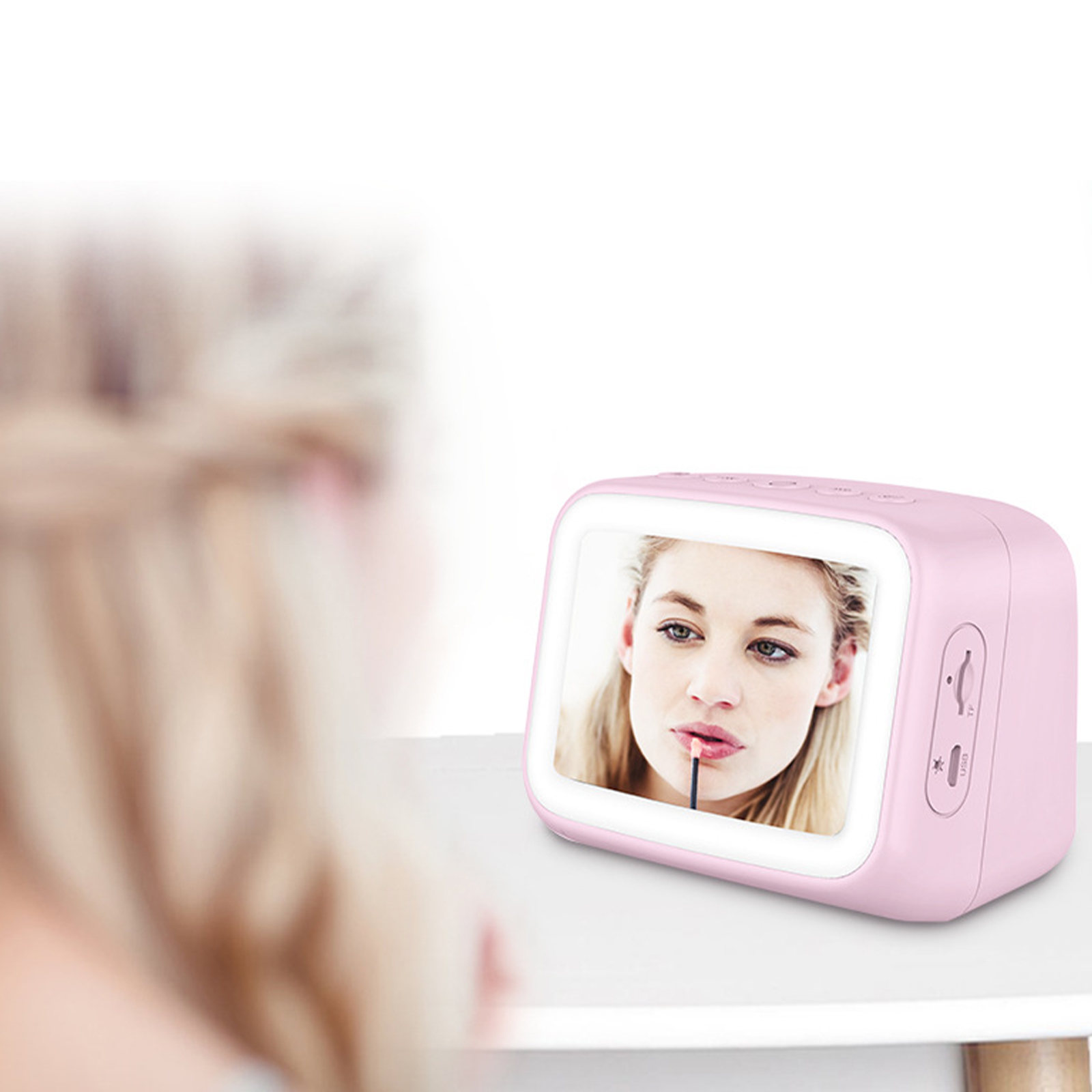 Rosa Schminkspiegel, der eine Frau beim Auftragen von Lippenstift zeigt.