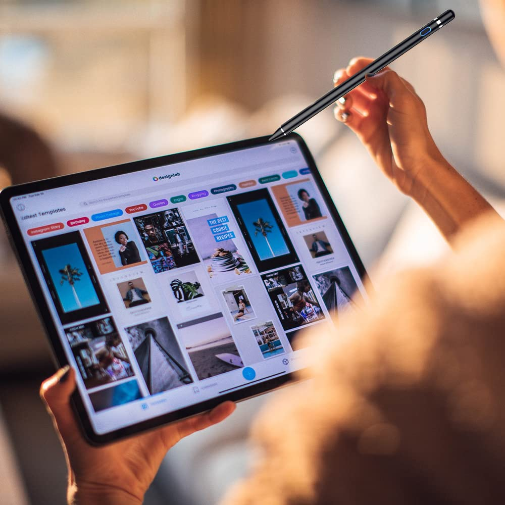 Person hält Tablet und benutzt Stift. Tablet zeigt Website-Thumbnails.