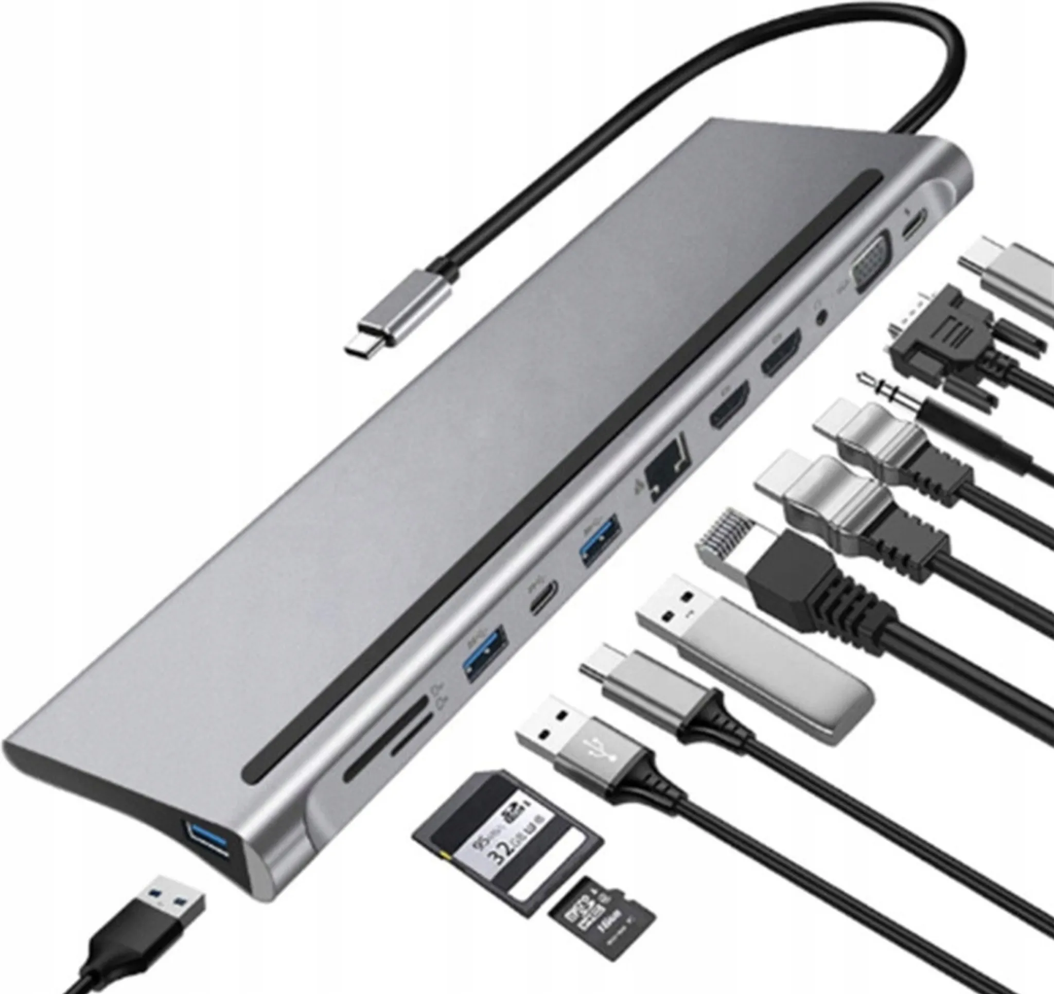 Silberner USB-C-Hub mit verschiedenen Anschlüssen und angeschlossenen Kabeln, SD-Karte und USB-Laufwerk.