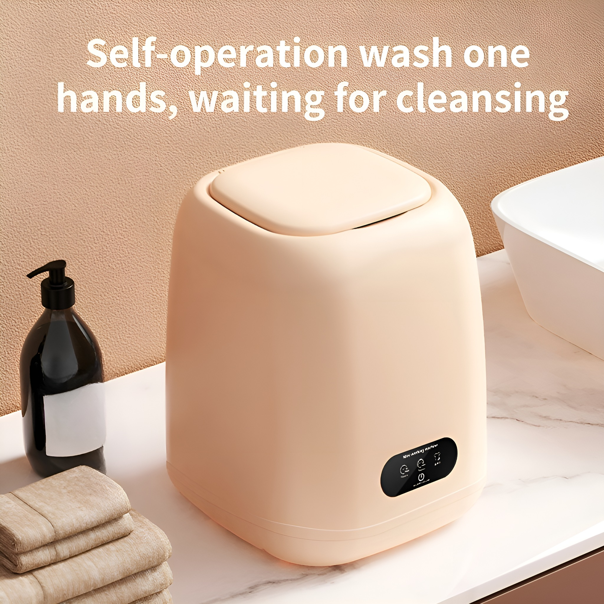 Beige Waschmaschine, eine Seifenflasche und Handtücher.