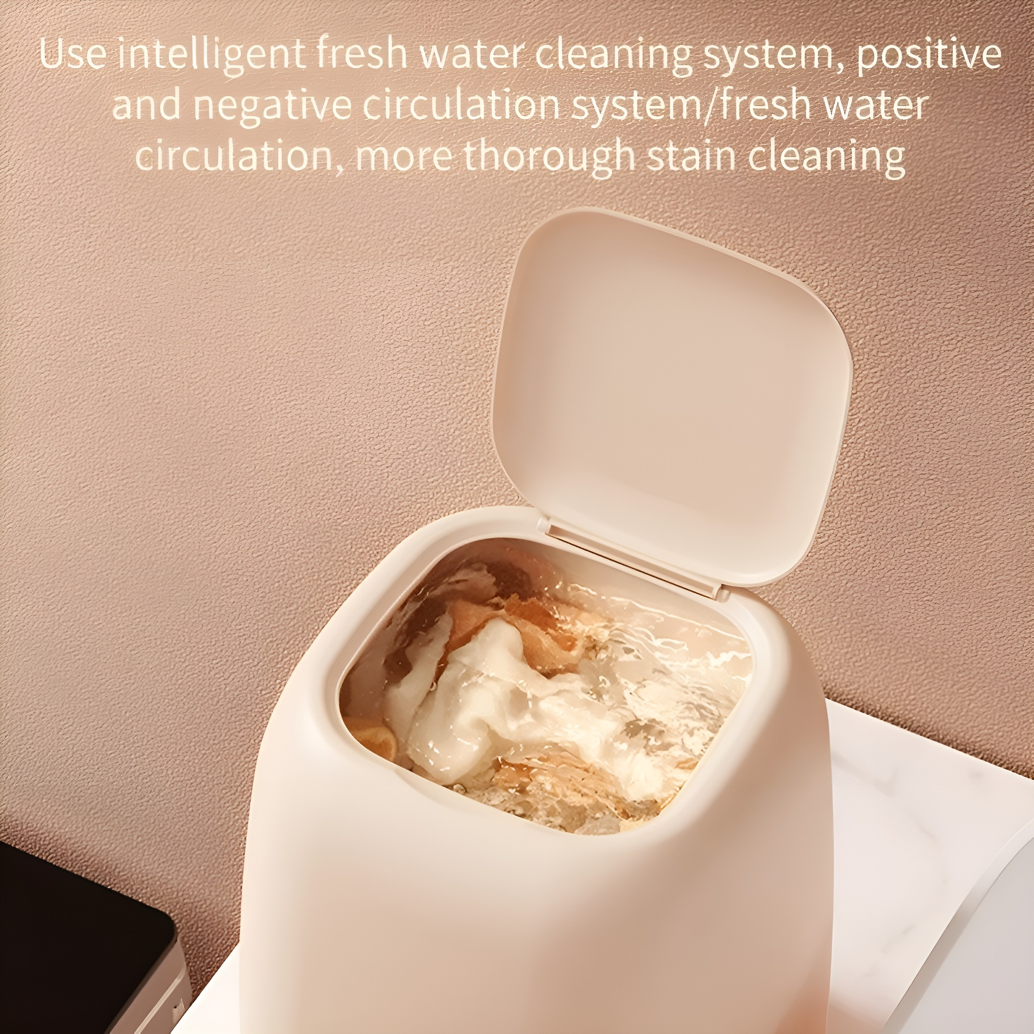 Eine weiße und beige Waschmaschine mit offenem Deckel, Kleidung im Inneren und Wasser. Der Text erklärt das Reinigungssystem.