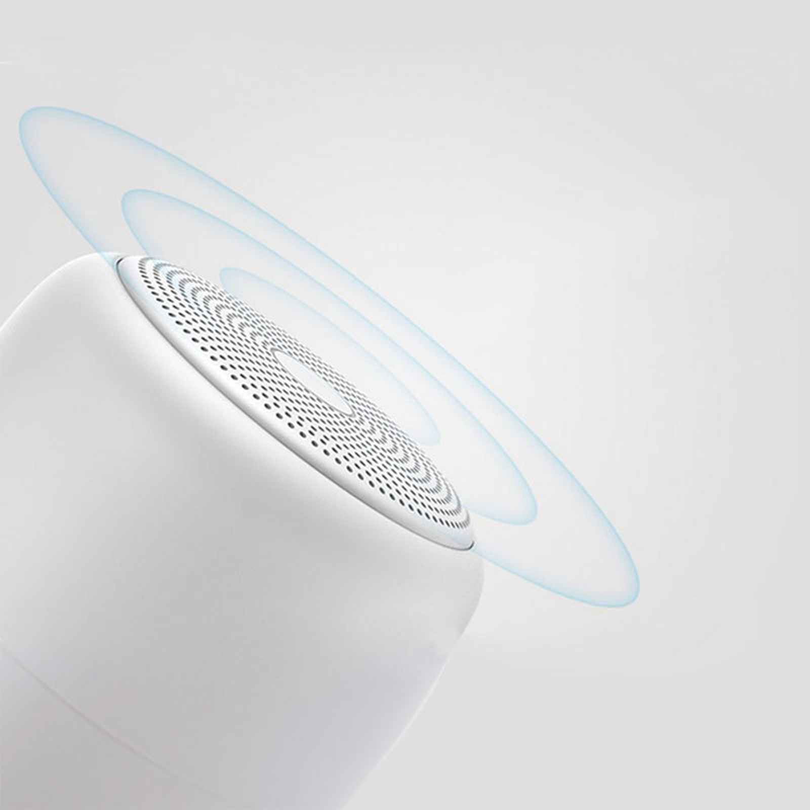 Ein weißer Lautsprecher mit einem Mesh-Top, der blaue Schallwellen aussendet. Der Hintergrund ist weiß.