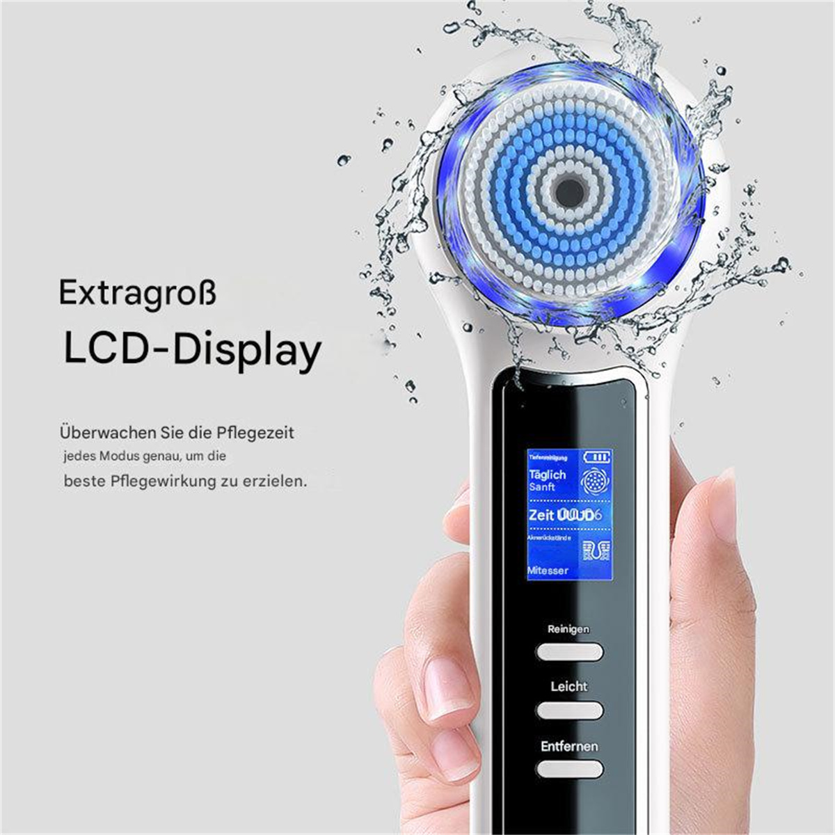 Ein weißes Gesichtsreinigungsgerät mit LCD-Bildschirm, gehalten von einer Hand. Wassertropfen drumherum.