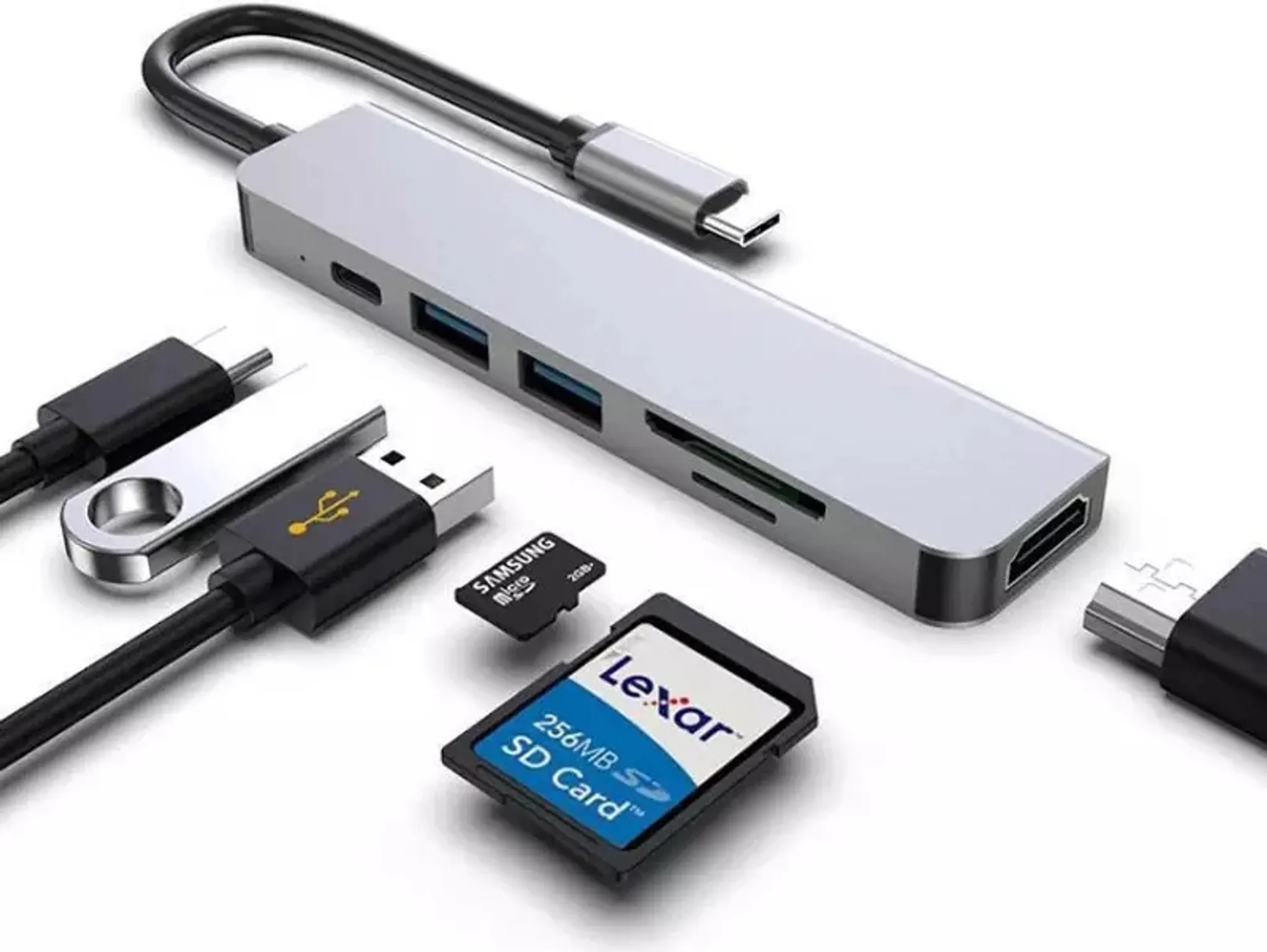 Ein silberner USB-Hub mit USB-, SD-Karten- und anderen Anschlüssen, sowie SD-Karten und USB-Laufwerken.