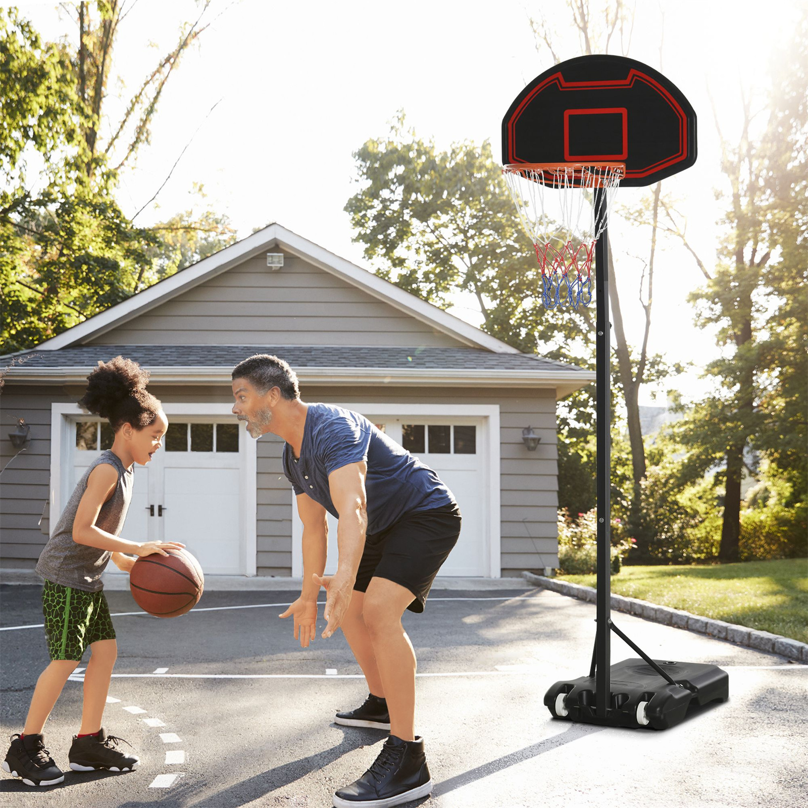 Ein Vater und sein Sohn spielen draußen Basketball. Der Sohn dribbelt den Ball.