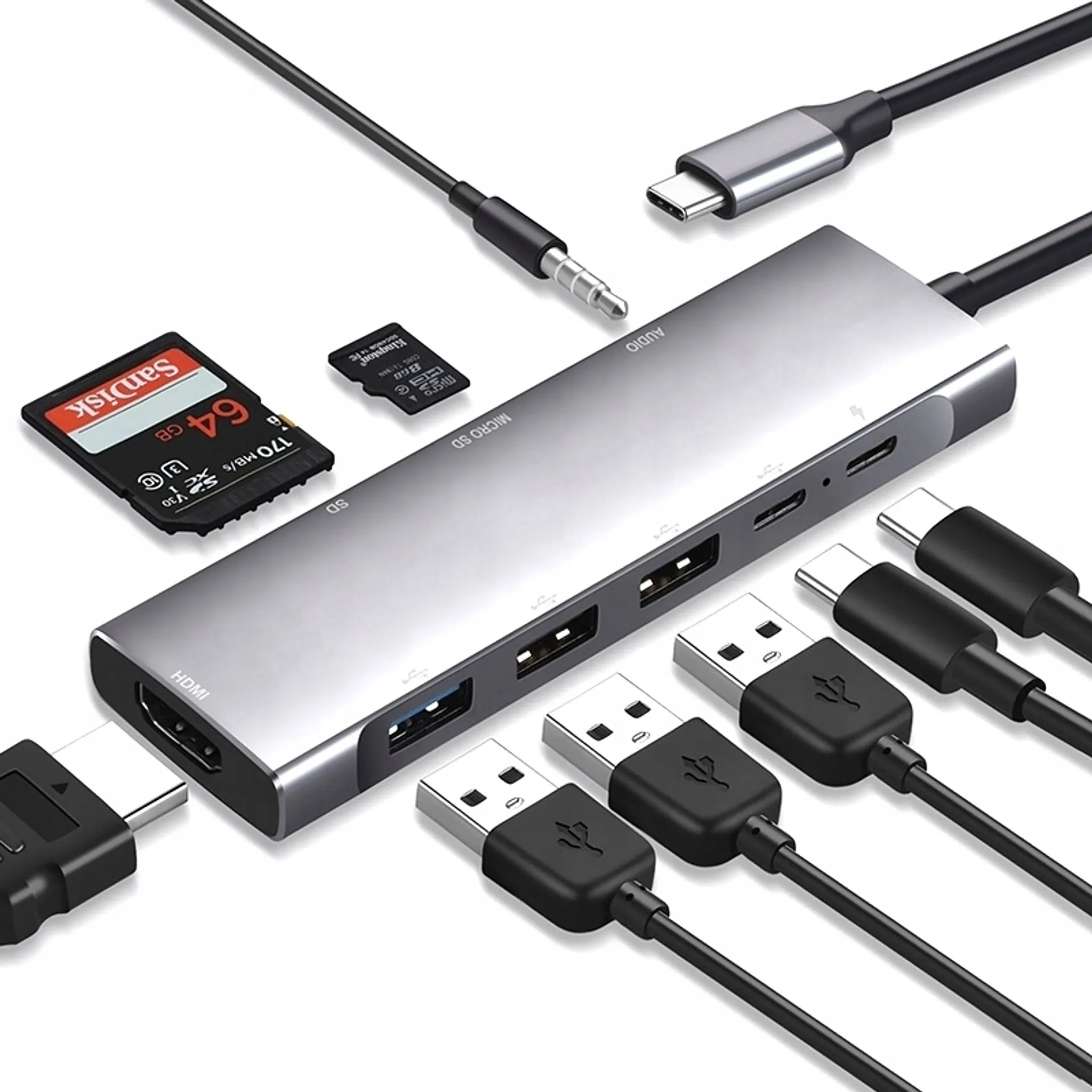 Silberner USB-Hub mit mehreren Anschlüssen, SD-Karten, Kabeln. Weißer Hintergrund.