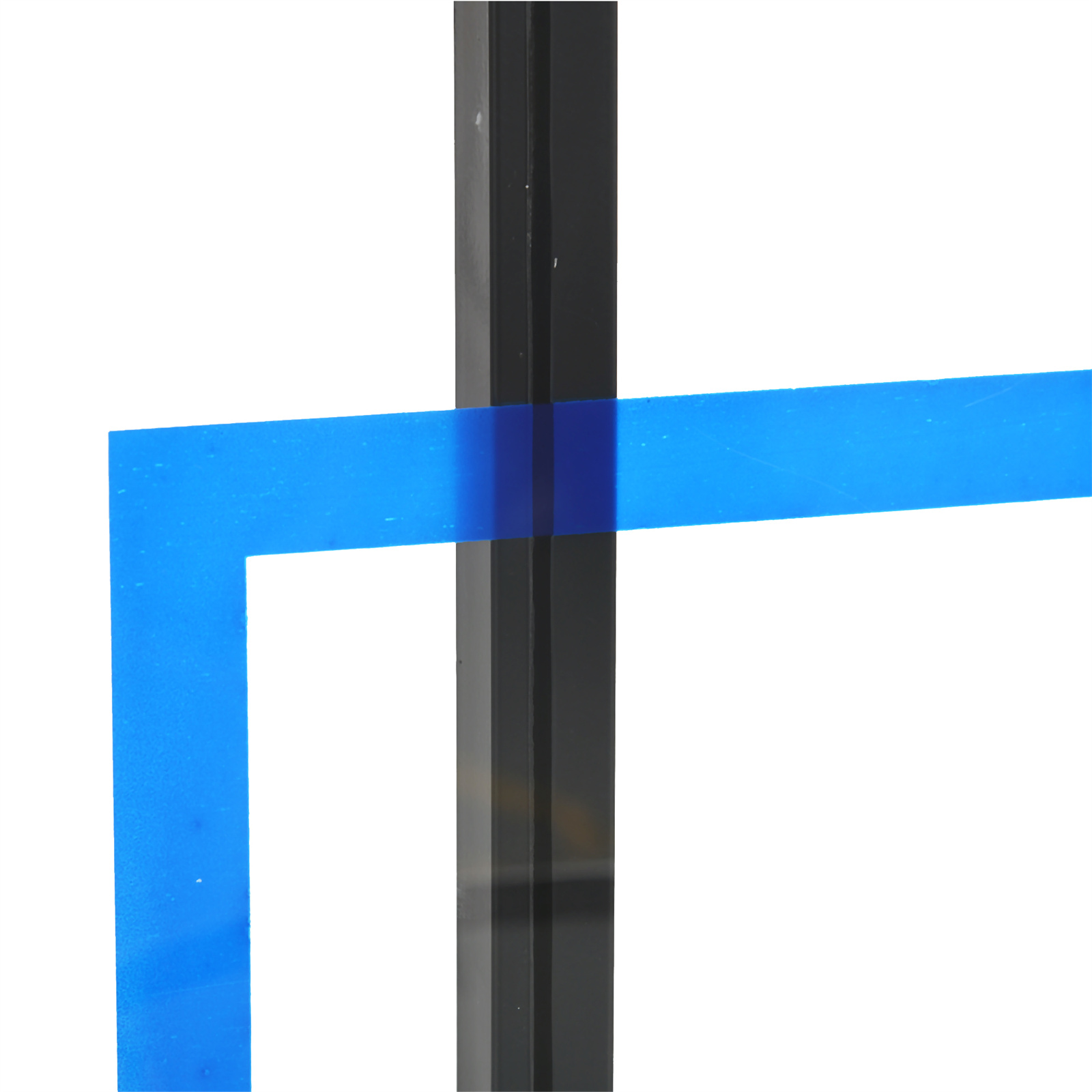 Blaues Klebeband auf weißer Oberfläche, mit einer schwarzen Struktur in der Mitte.