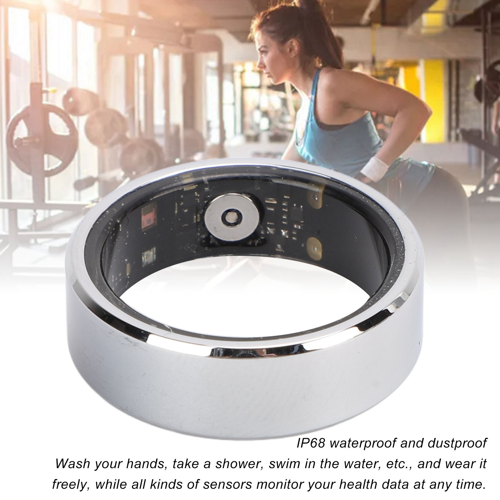 Ein silberner Smart-Ring mit schwarzem Innenband, getragen an einem Finger in einem Fitnessstudio.