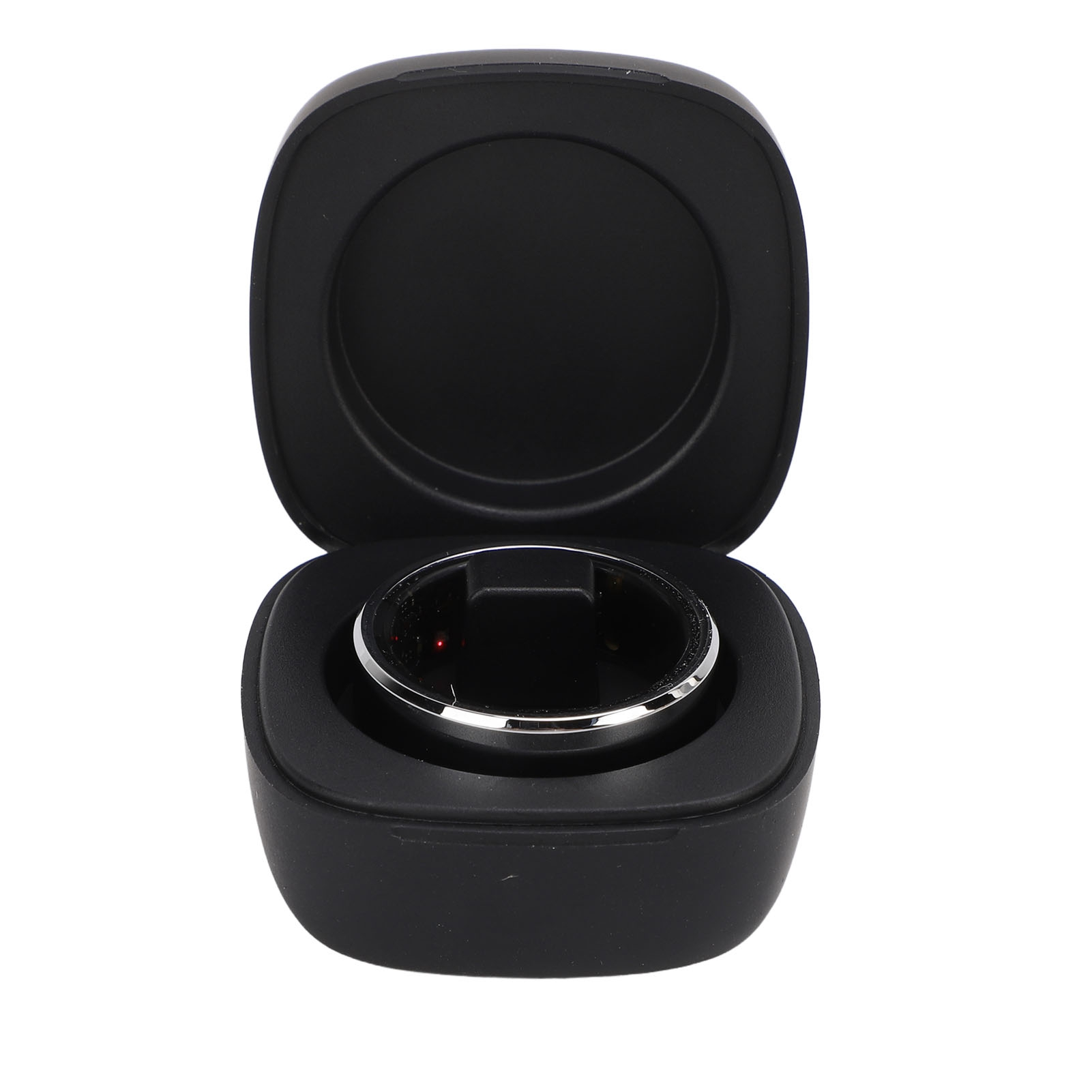 Schwarzes Ladecase, geöffnet. Eine silberumrandete Ladestation befindet sich darin.