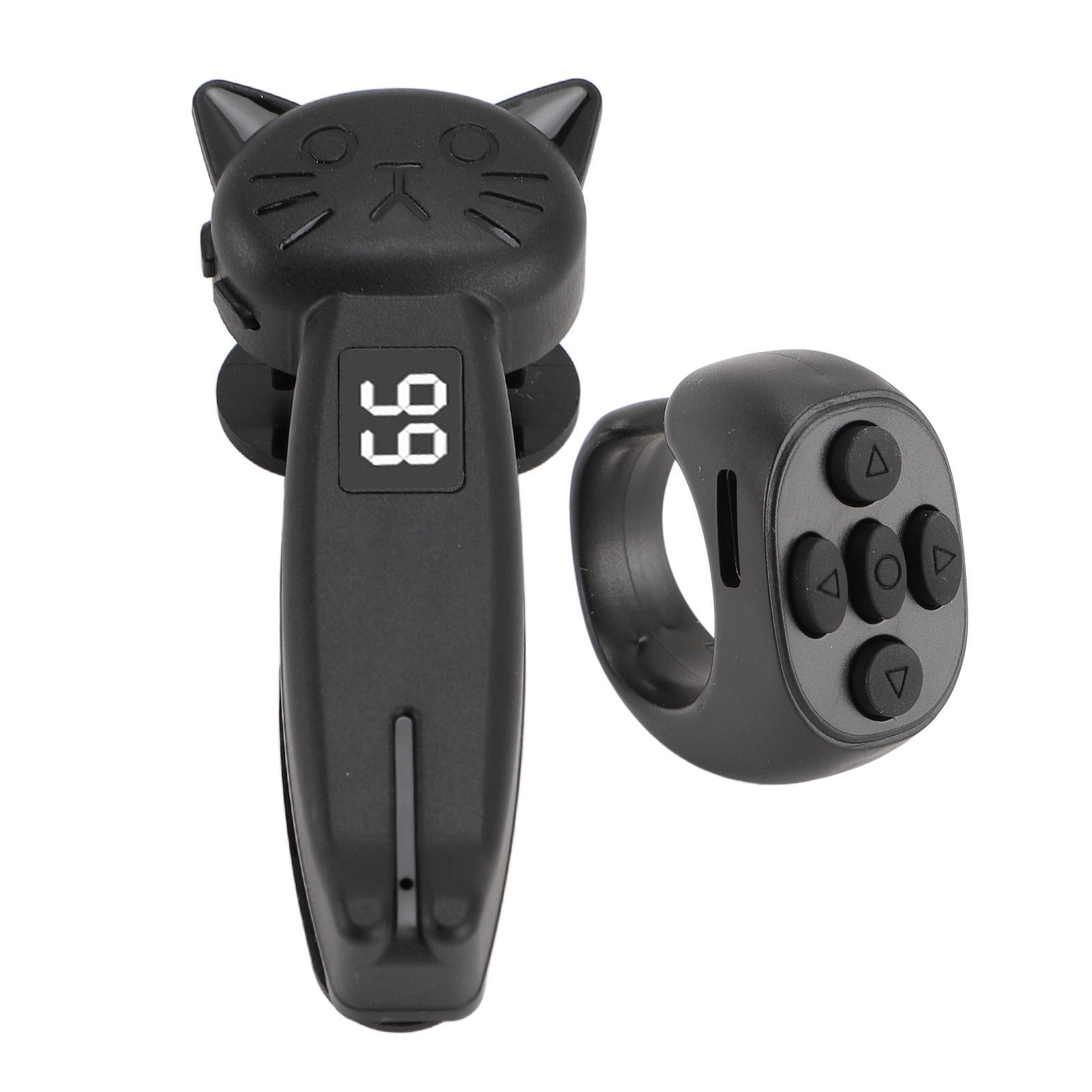 Eine schwarze Fernbedienung in Katzenform und eine schwarze Ring-Fernbedienung liegen auf Weiß. Die Katzen-Fernbedienung hat ein Display mit der Nummer 99.