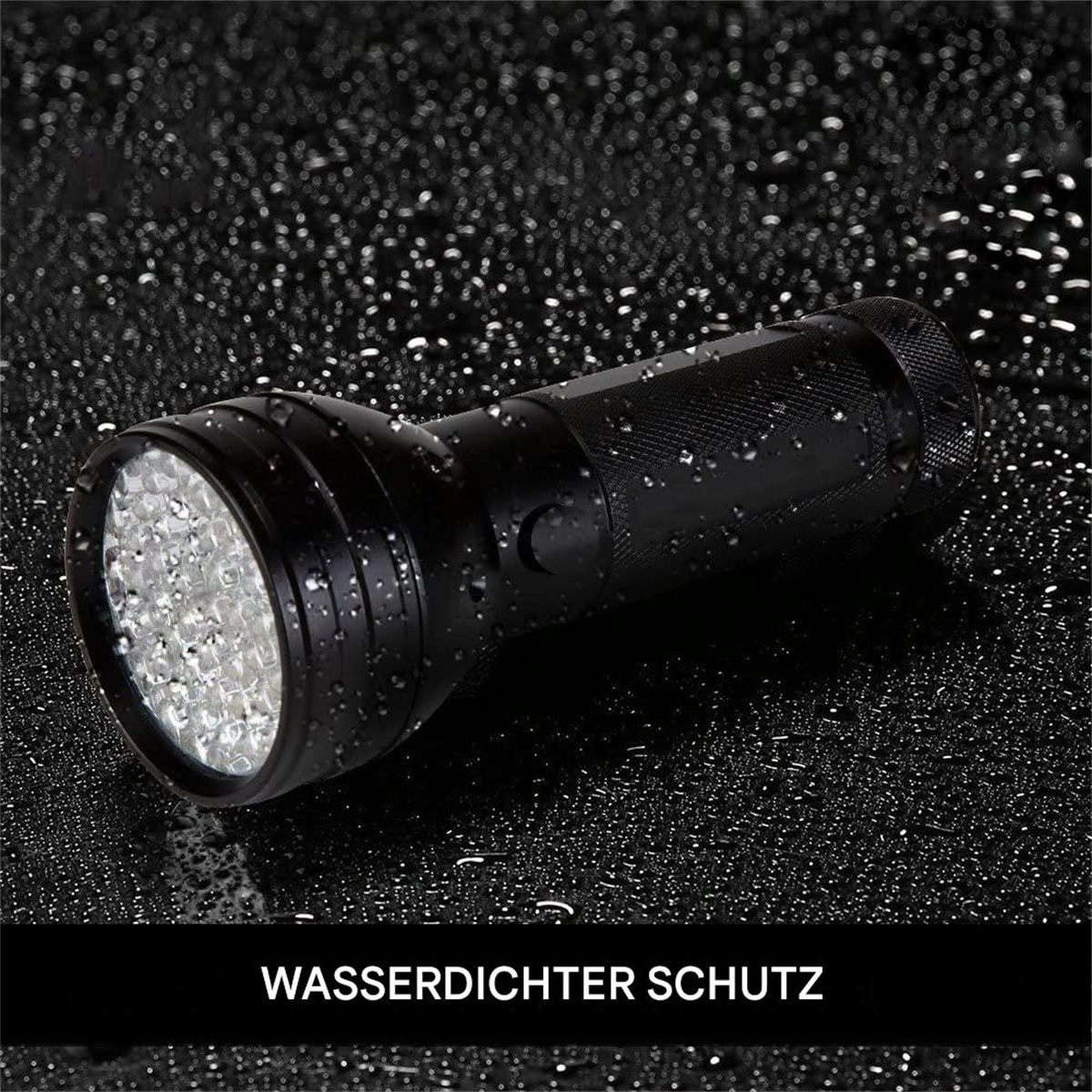 Eine schwarze Taschenlampe mit vielen Lichtern. Die Taschenlampe befindet sich auf einer nassen Oberfläche. Wassertropfen sind sichtbar.
