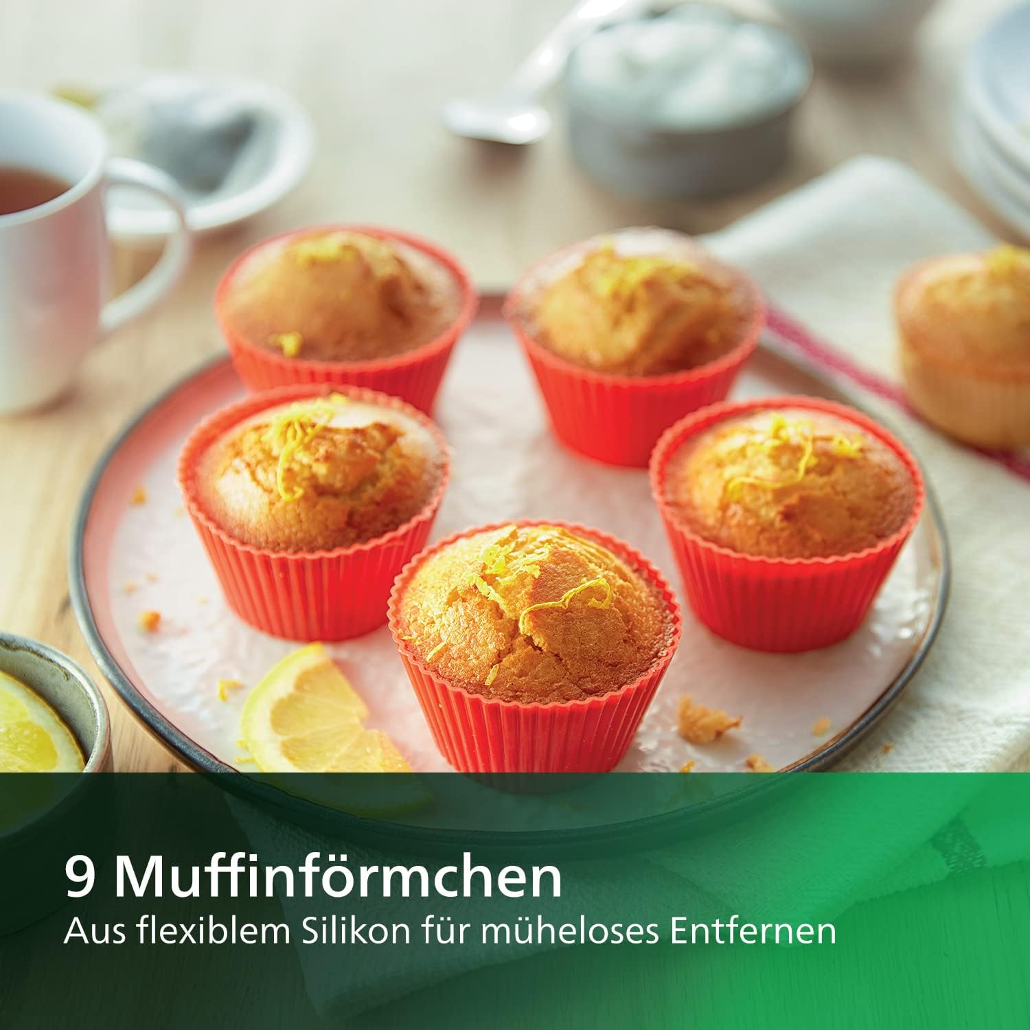 Sechs Muffins in roten Bechern stehen auf einem Teller mit Zitronenscheiben. Text: 9 Muffinförmchen.